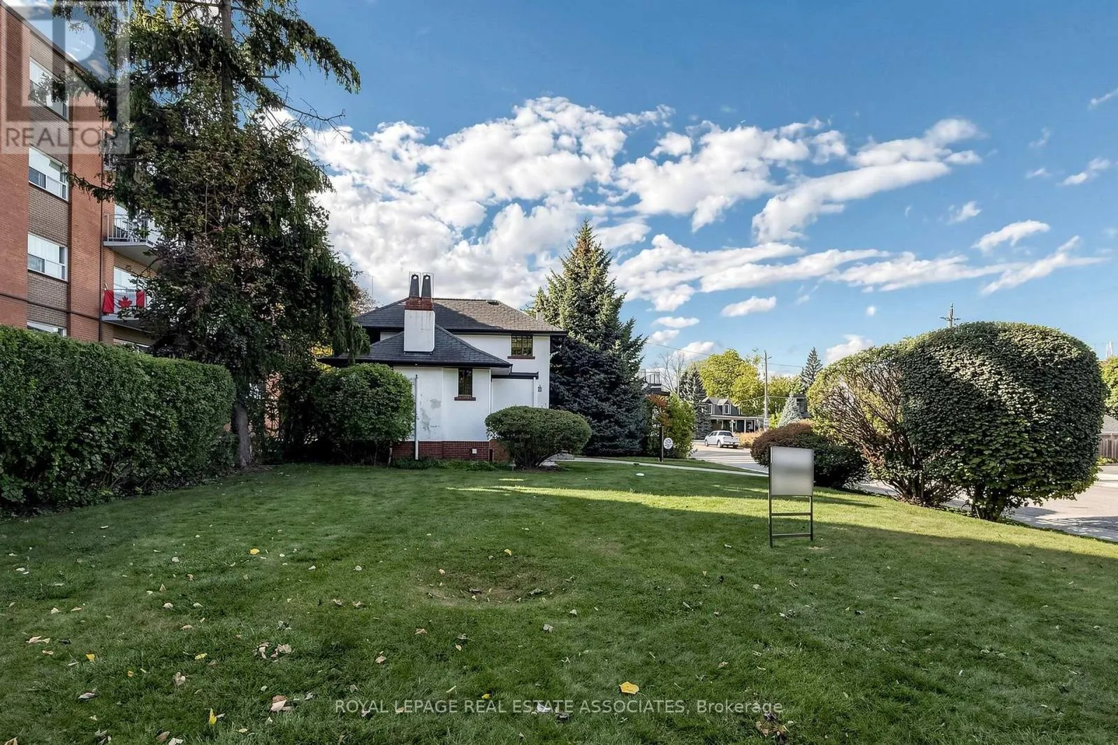 298 LAKESHORE ROAD E