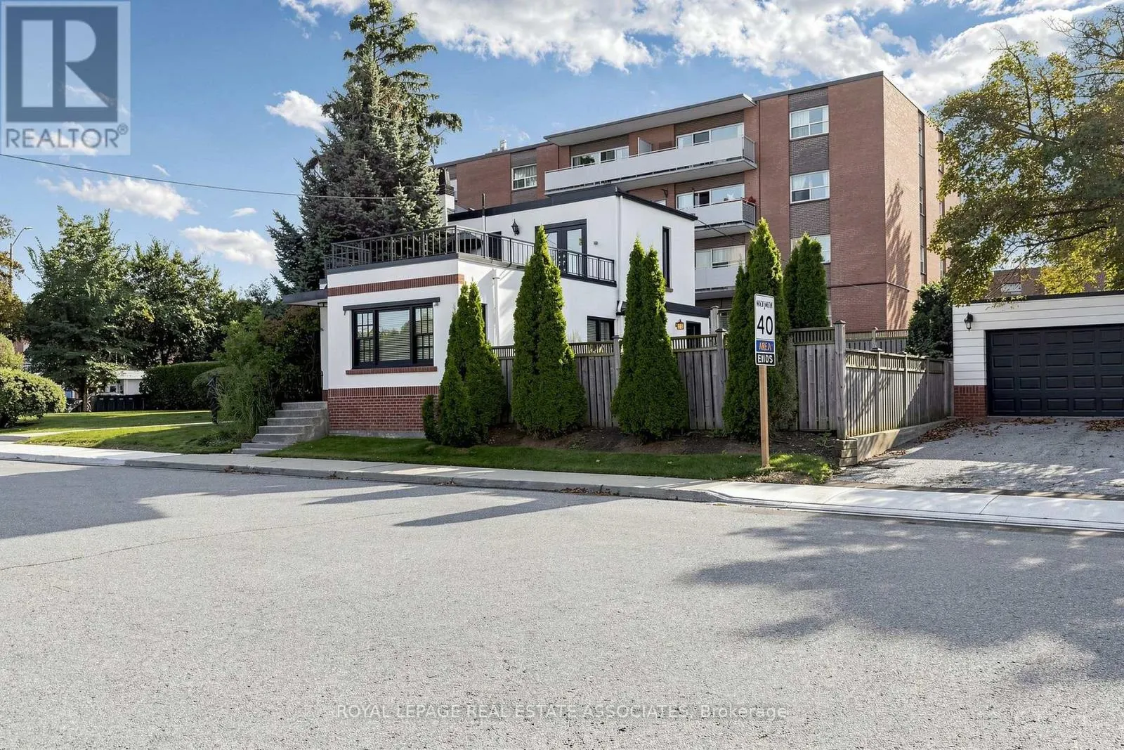 298 LAKESHORE ROAD E