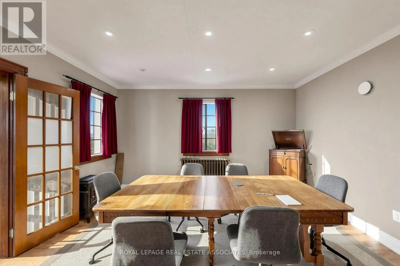 298 LAKESHORE ROAD E