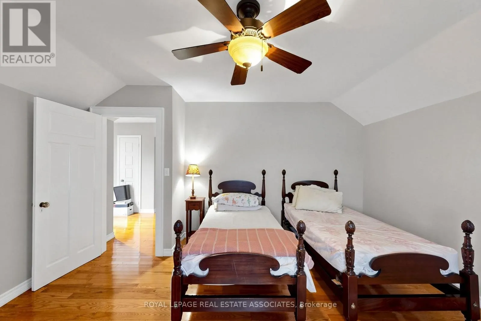 298 LAKESHORE ROAD E