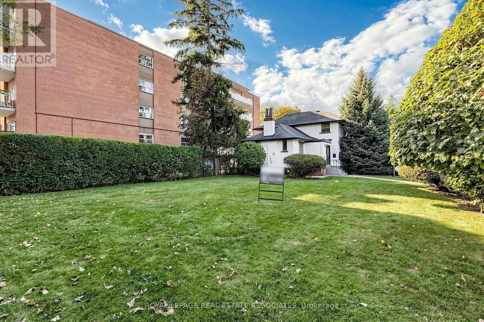 298 LAKESHORE ROAD E