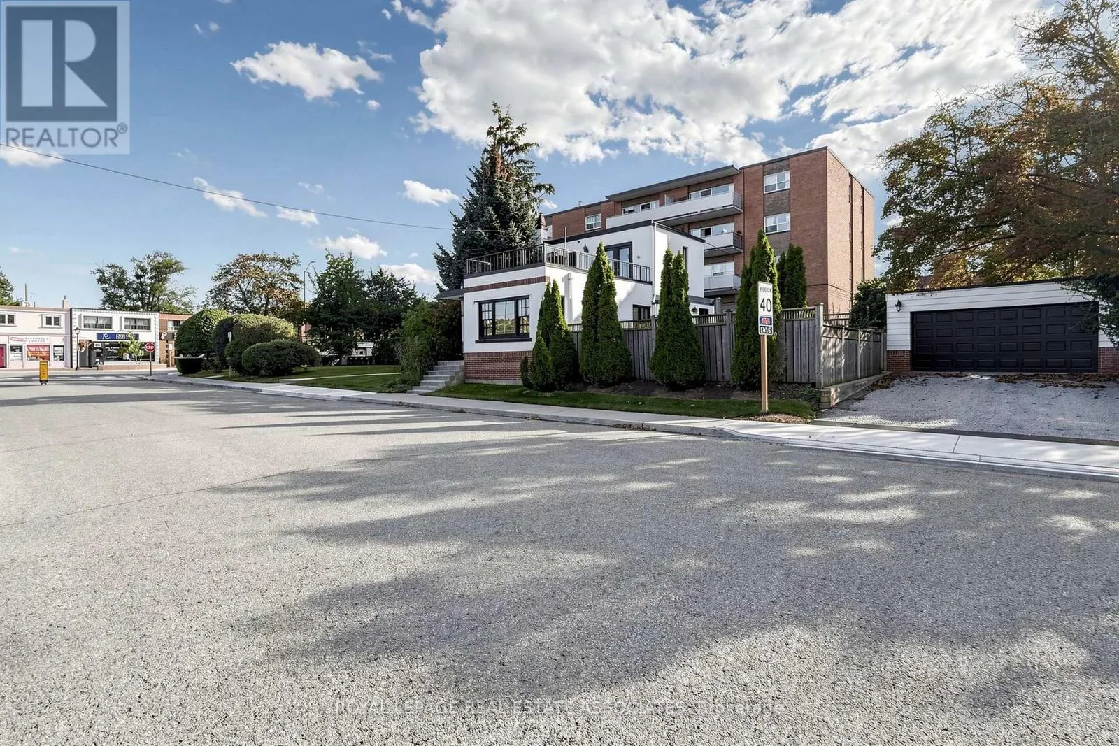 298 LAKESHORE ROAD E