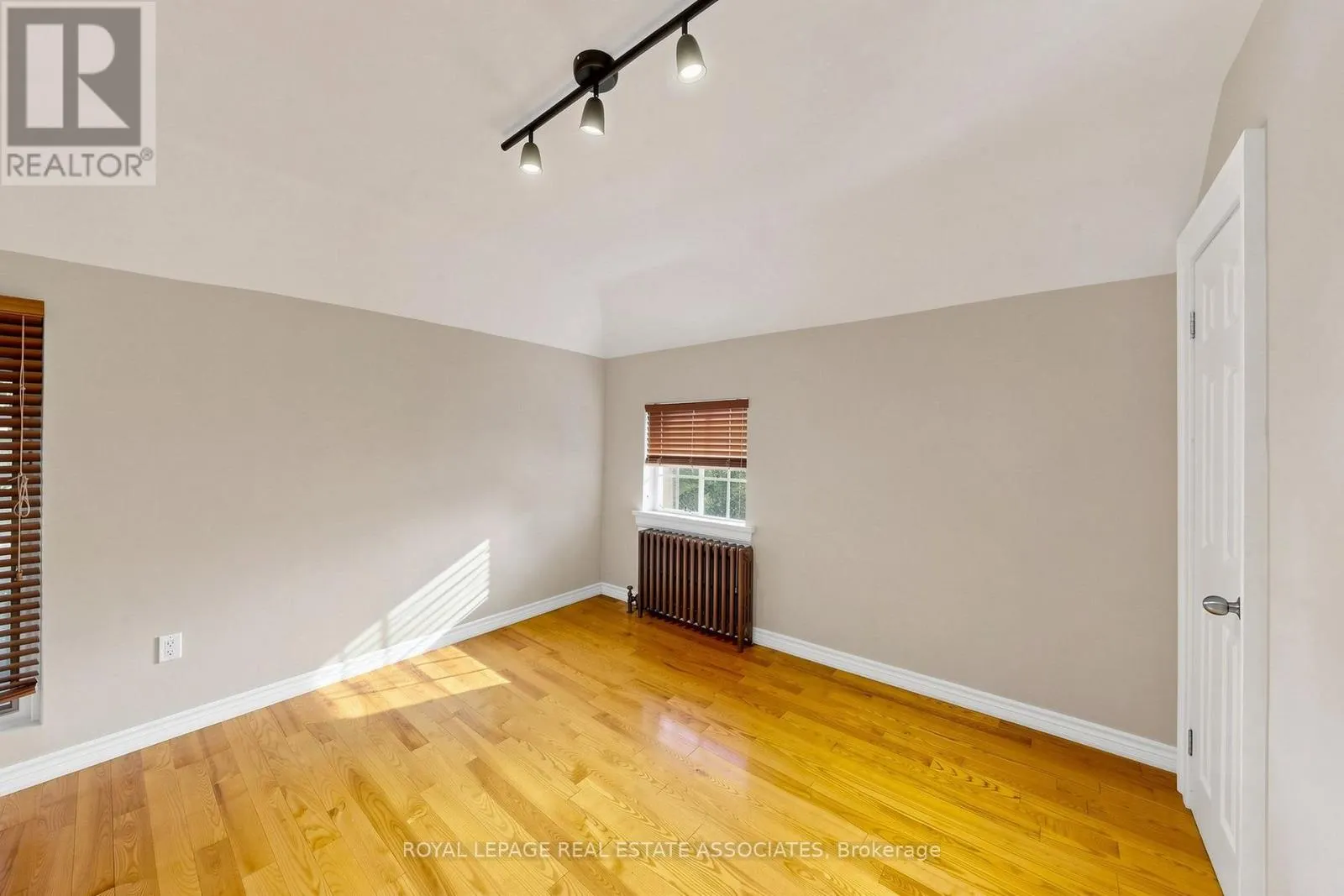 298 LAKESHORE ROAD E