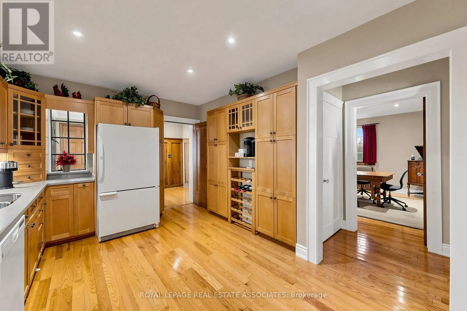 298 LAKESHORE ROAD E