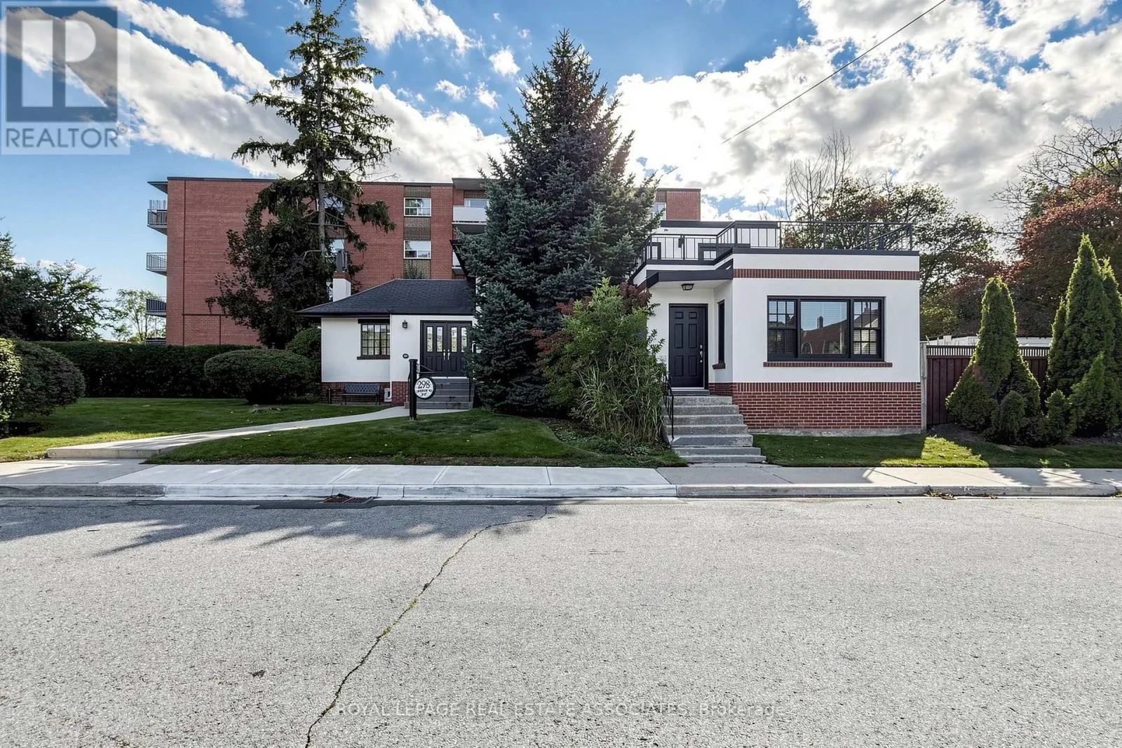 298 LAKESHORE ROAD E