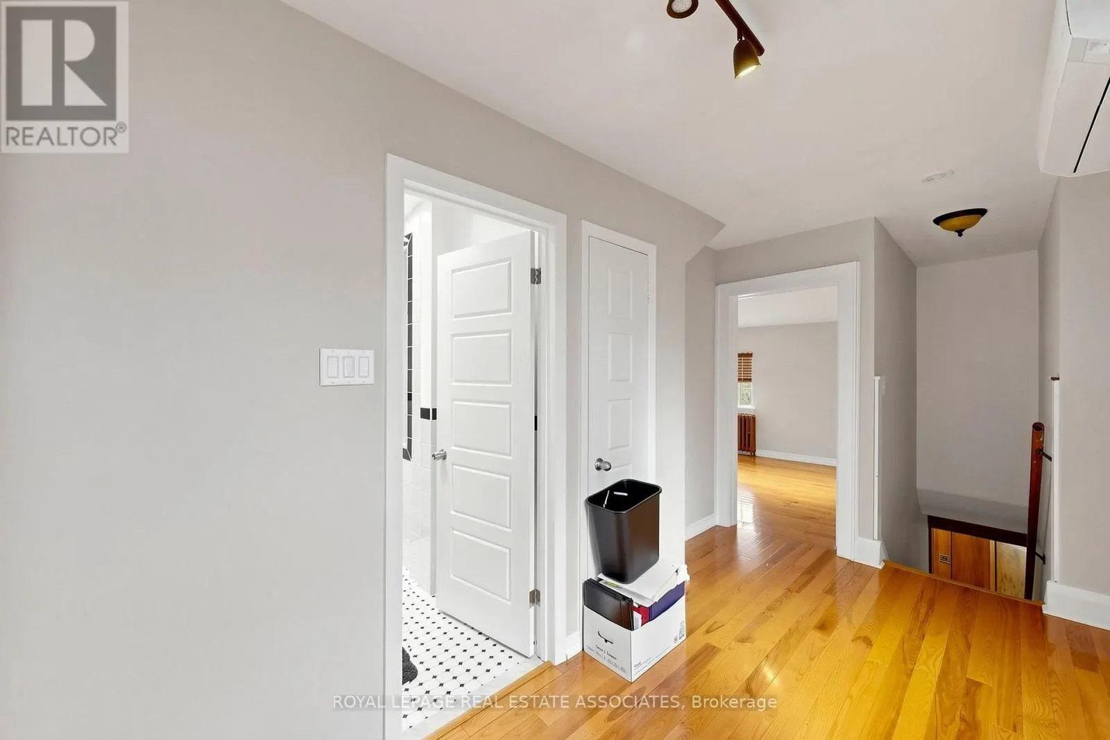 298 LAKESHORE ROAD E