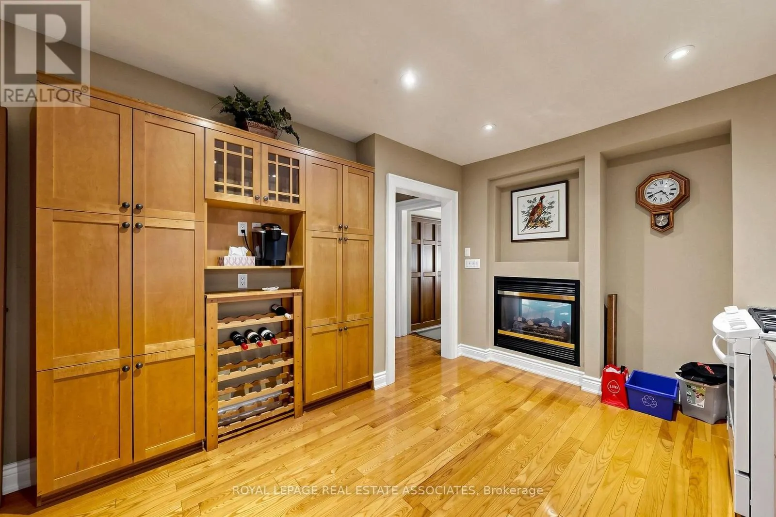 298 LAKESHORE ROAD E