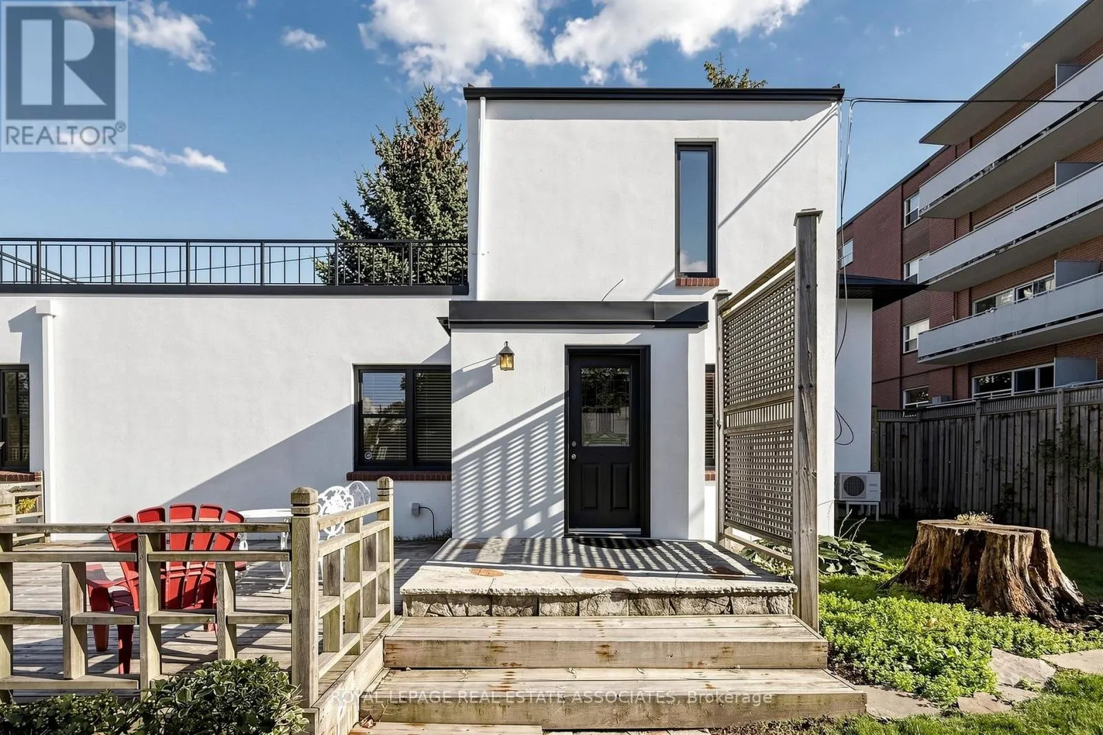 298 LAKESHORE ROAD E