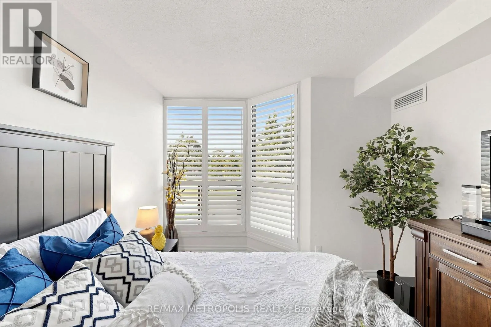 207 - 1111 BOUGH BEECHES BOULEVARD
