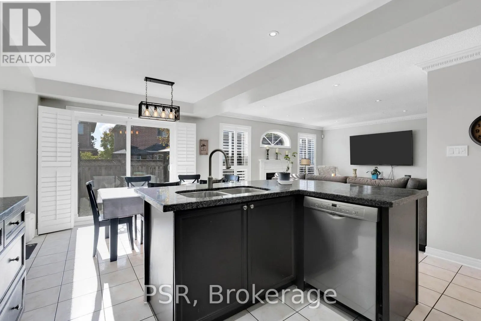 10 BACCARAT CRESCENT