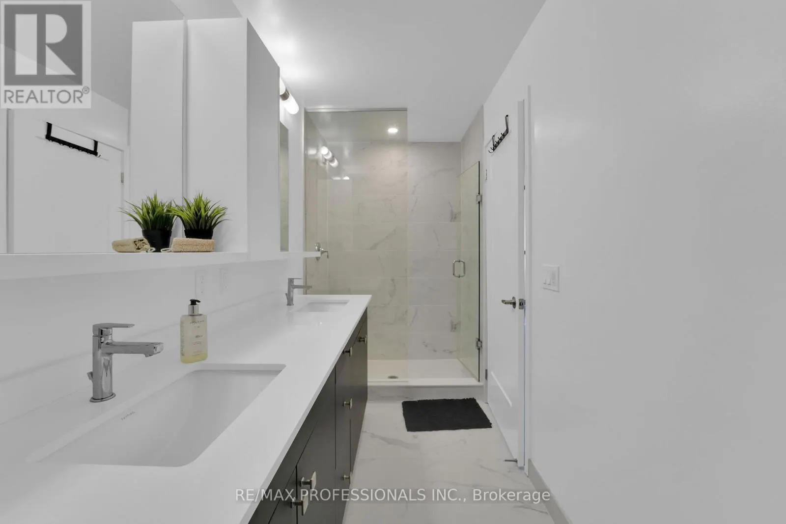 1402 - 1035 SOUTHDOWN ROAD