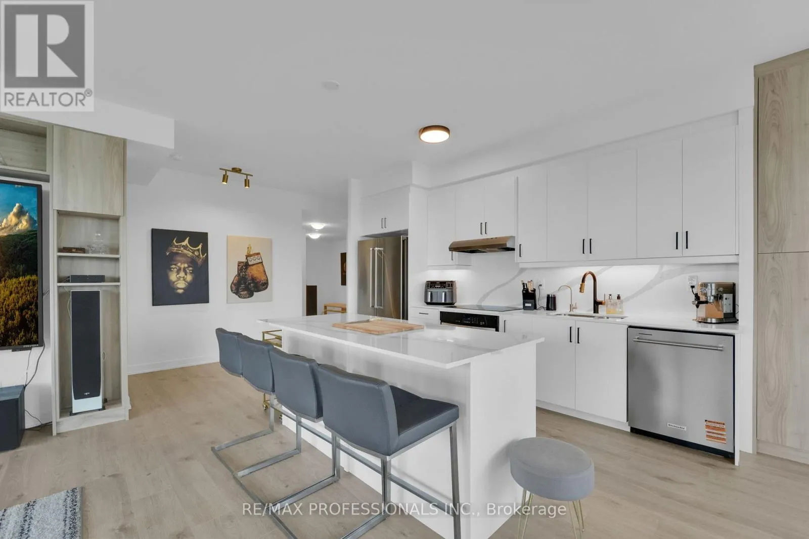 1402 - 1035 SOUTHDOWN ROAD