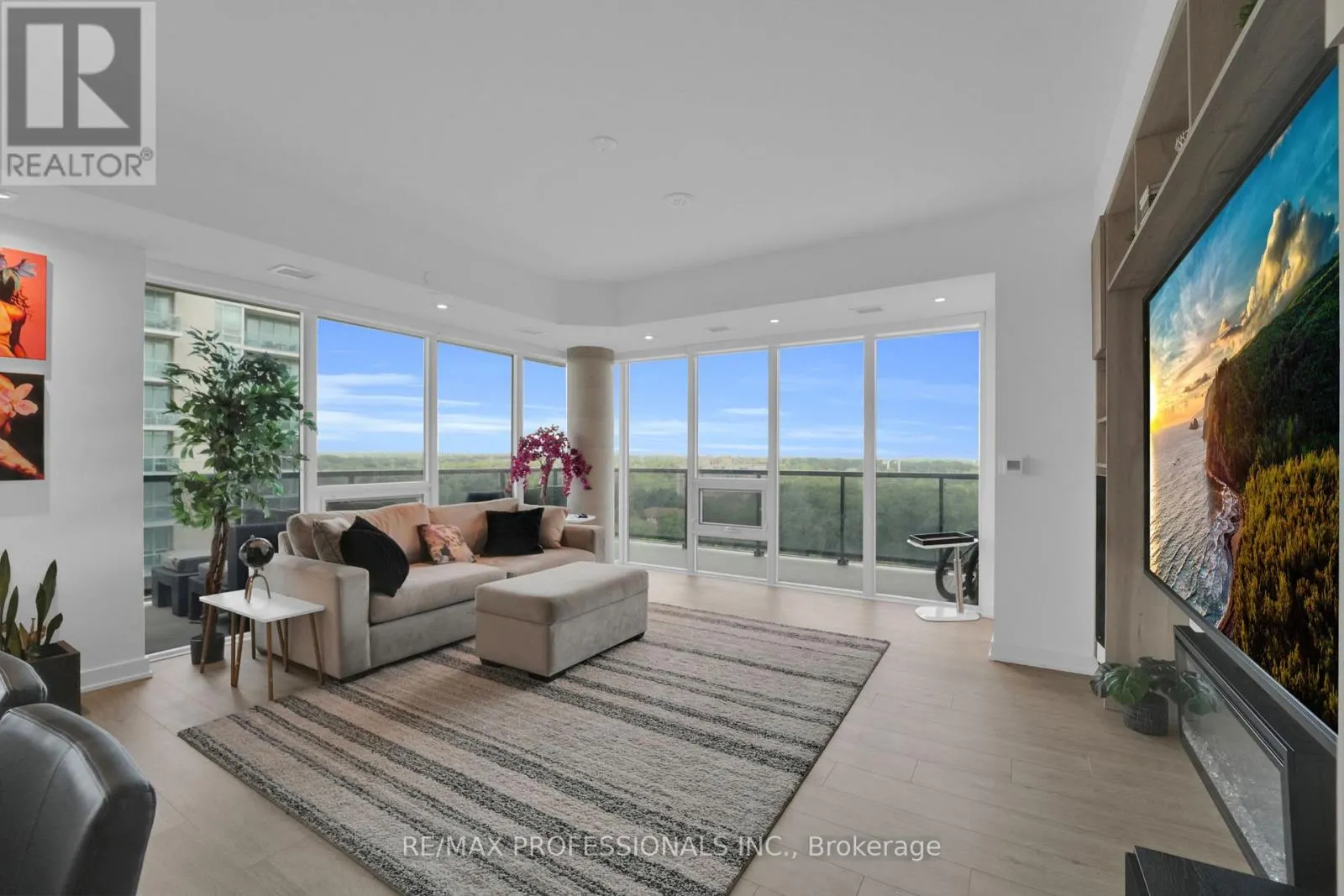 1402 - 1035 SOUTHDOWN ROAD