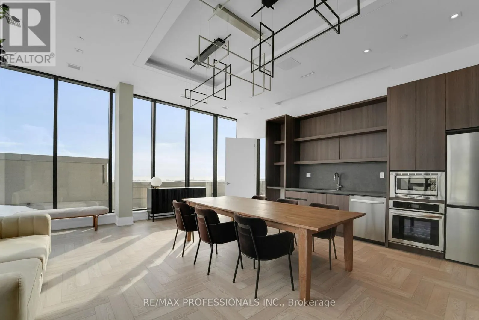 1402 - 1035 SOUTHDOWN ROAD