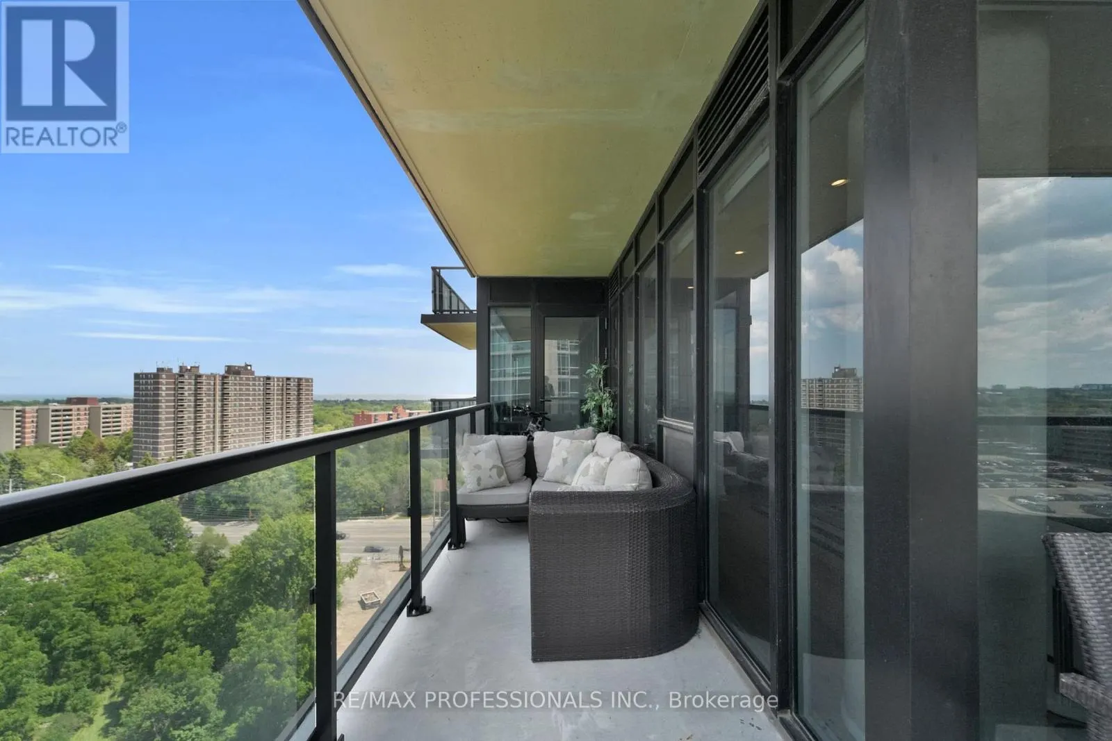 1402 - 1035 SOUTHDOWN ROAD