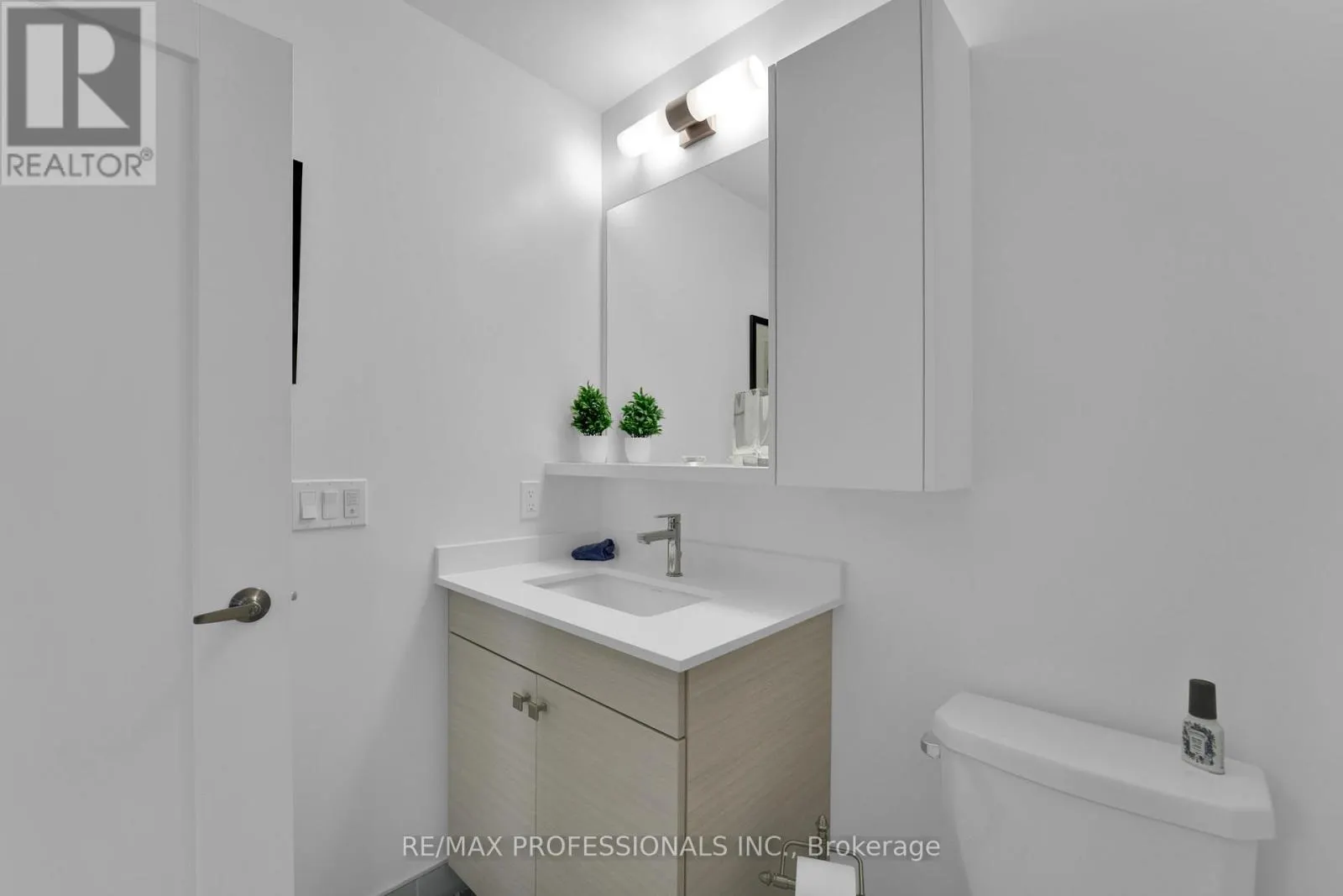 1402 - 1035 SOUTHDOWN ROAD