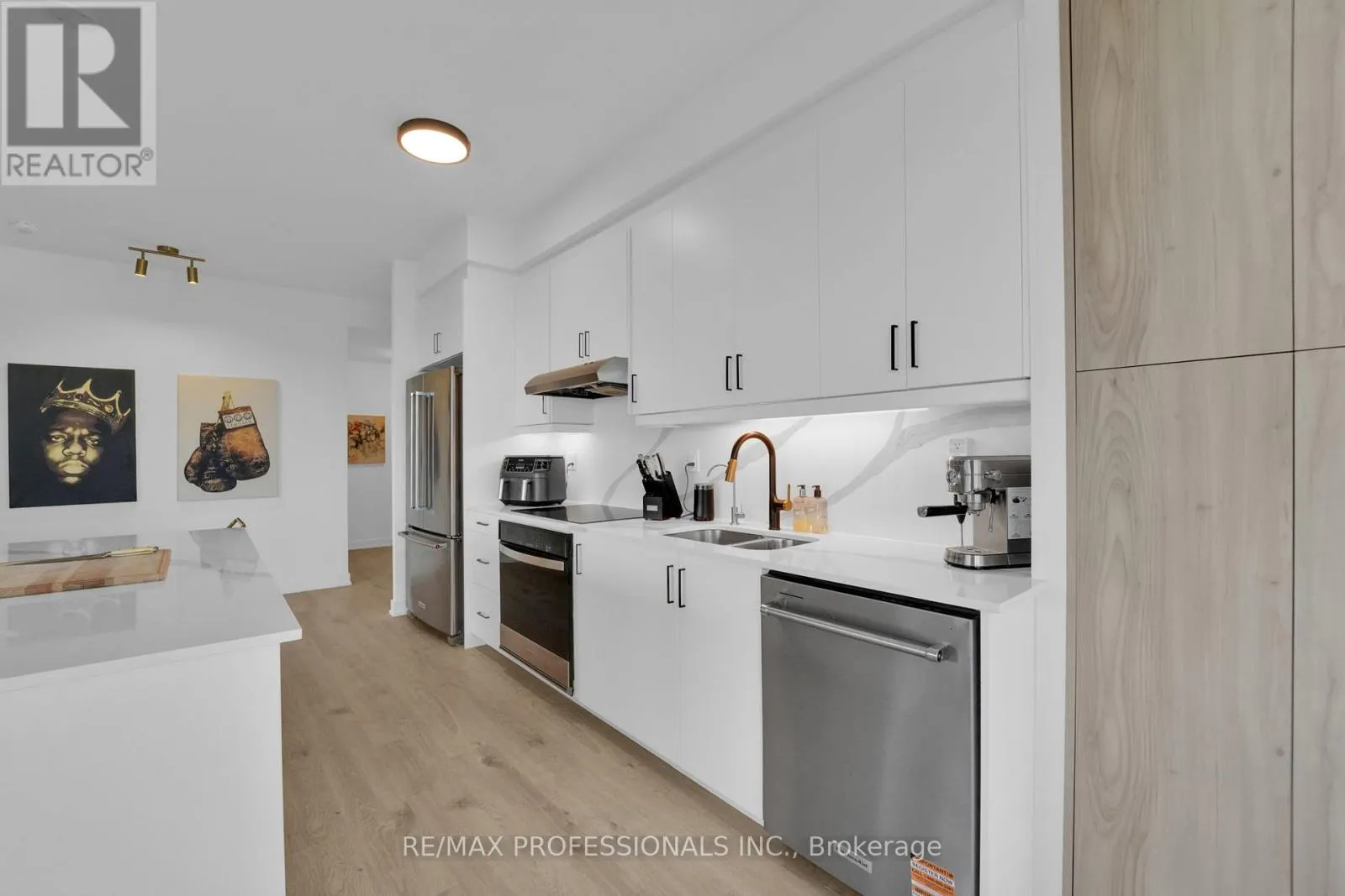 1402 - 1035 SOUTHDOWN ROAD