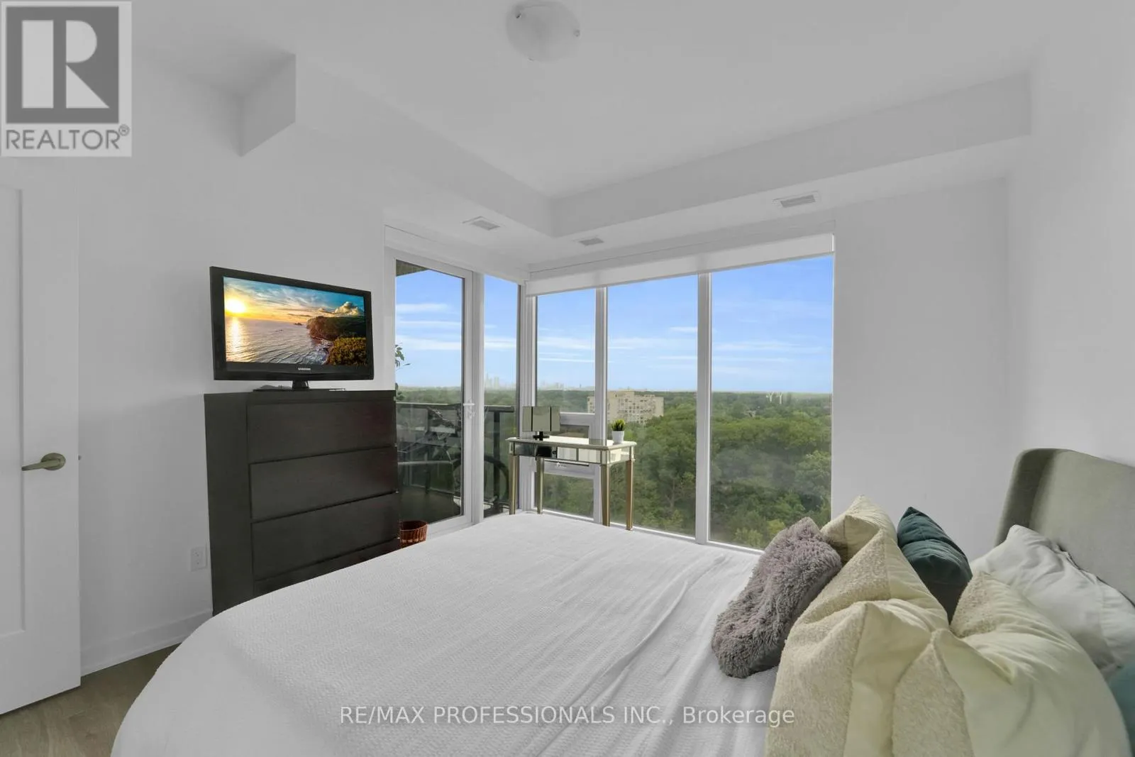 1402 - 1035 SOUTHDOWN ROAD