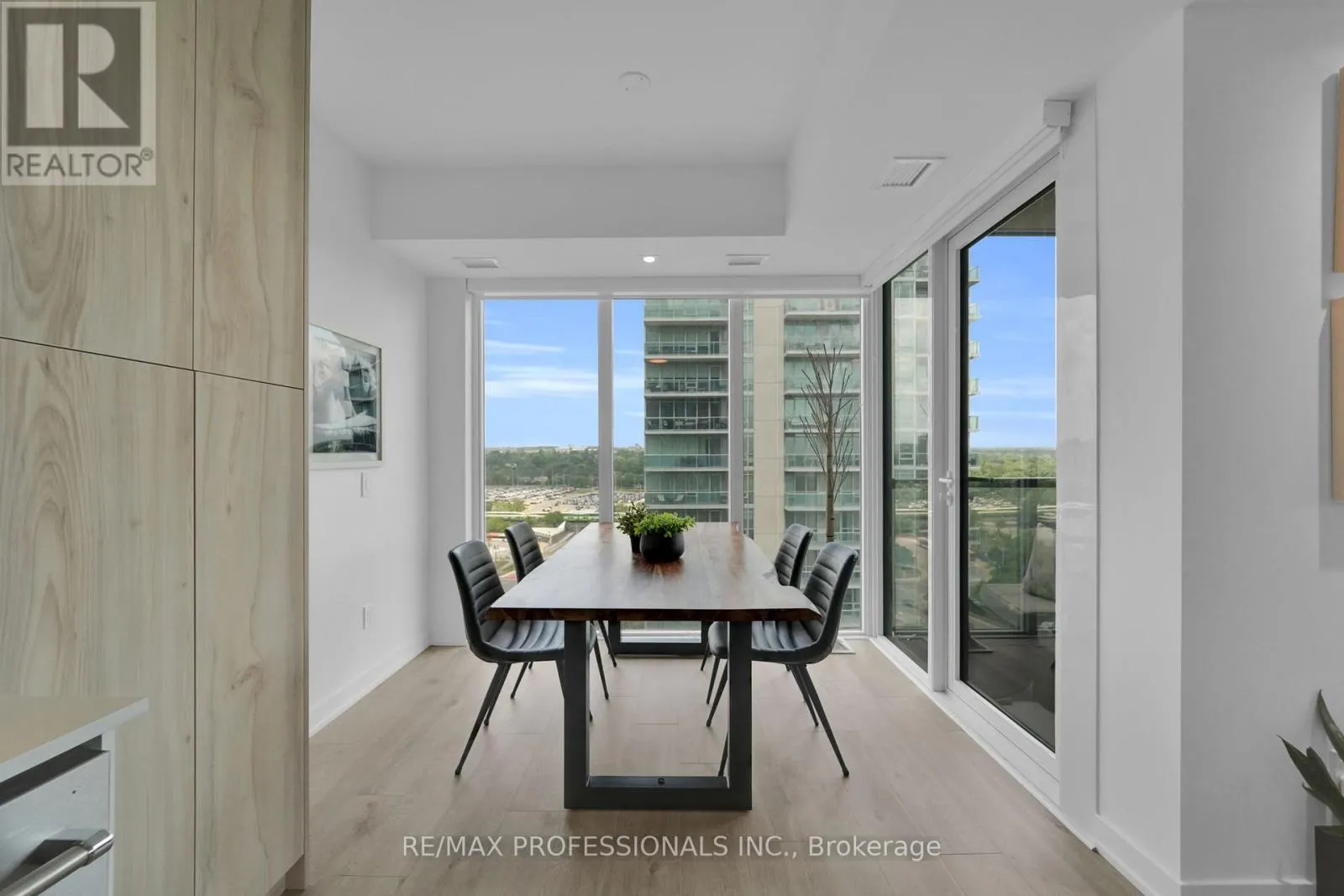 1402 - 1035 SOUTHDOWN ROAD