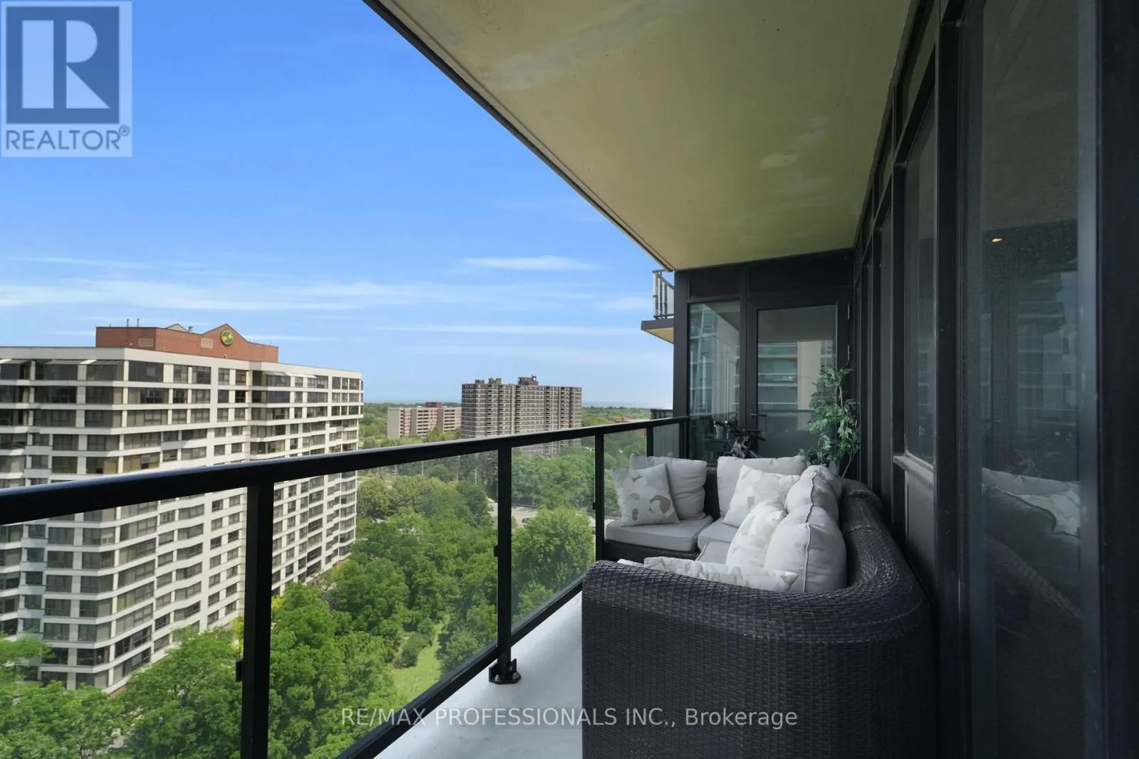 1402 - 1035 SOUTHDOWN ROAD