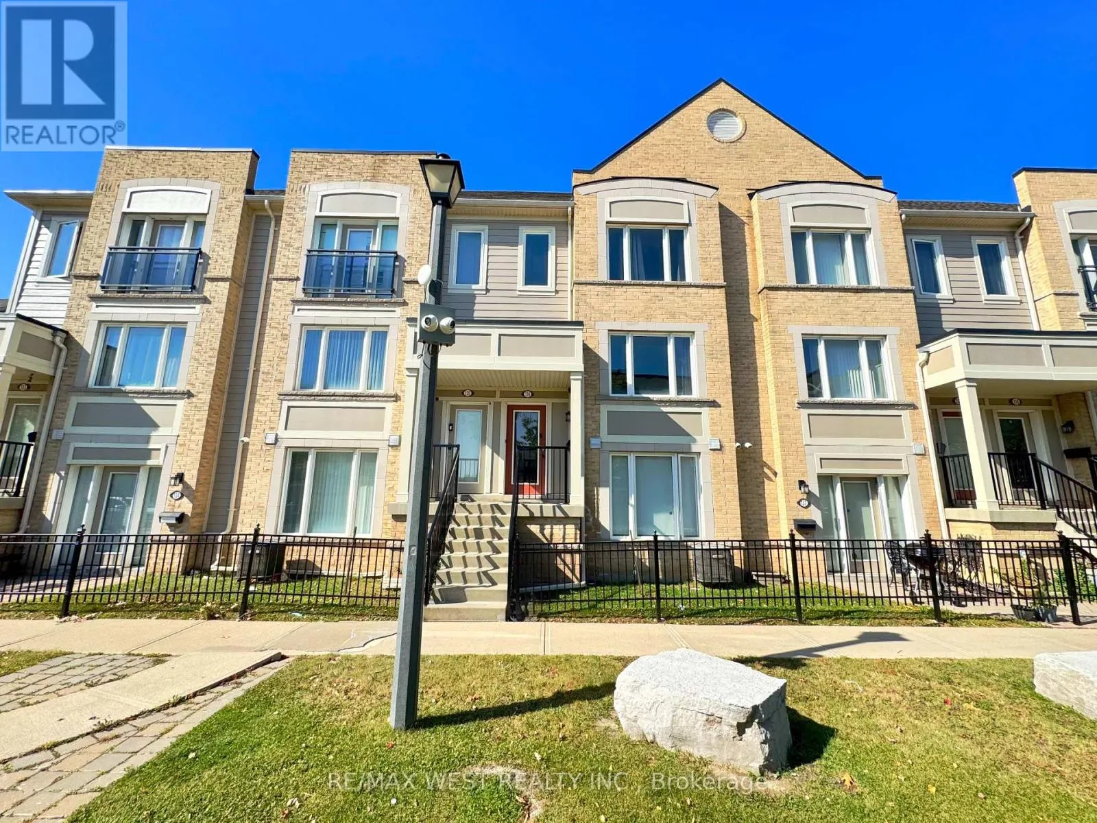 136 - 60 FAIRWOOD CIRCLE