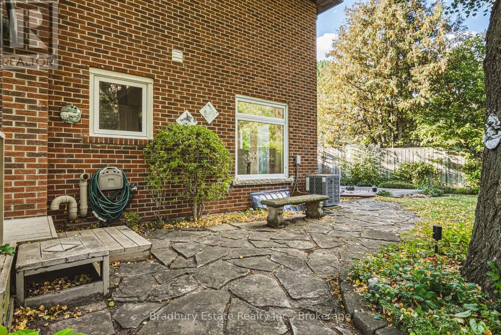 1106 HUNTLEY COURT