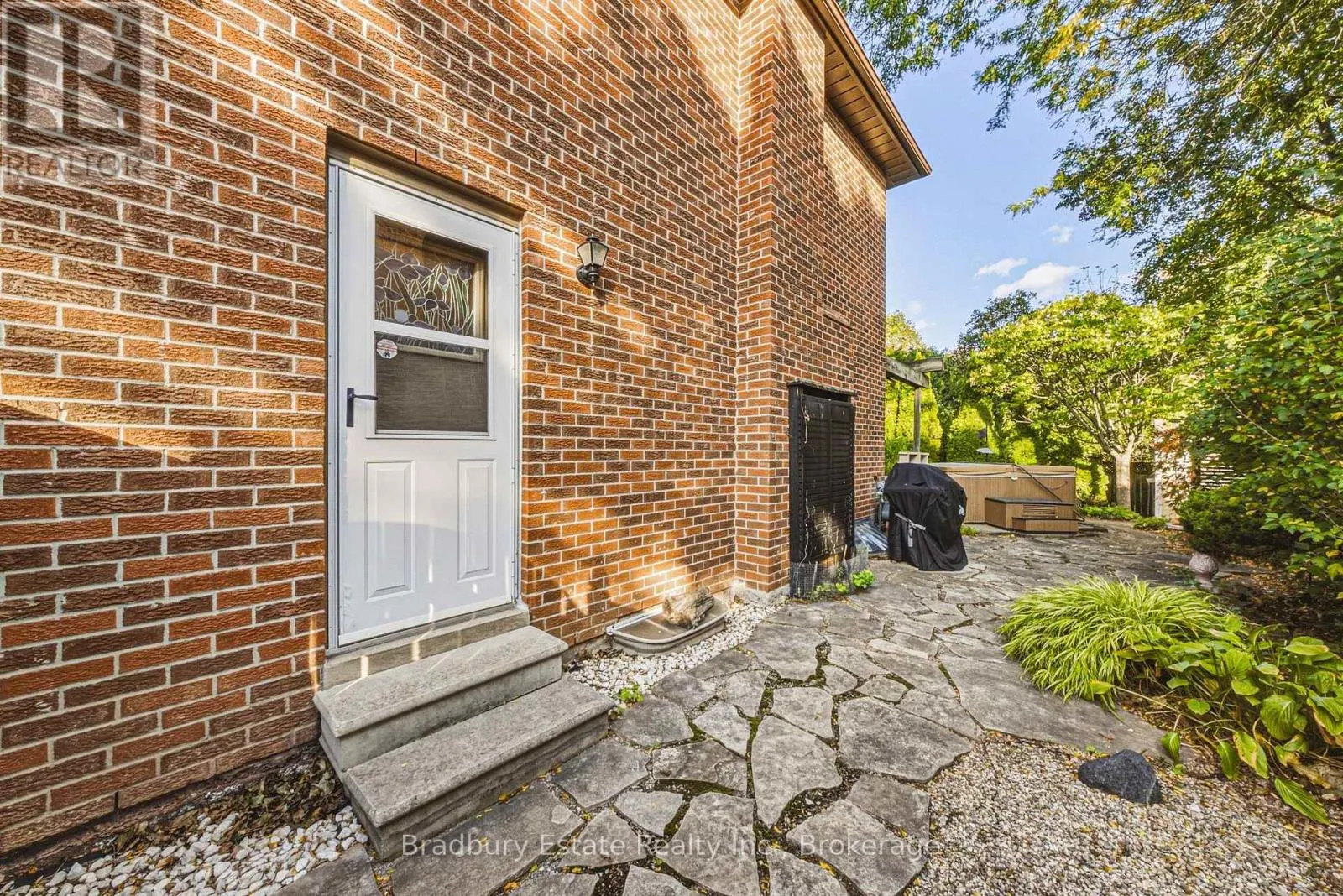 1106 HUNTLEY COURT