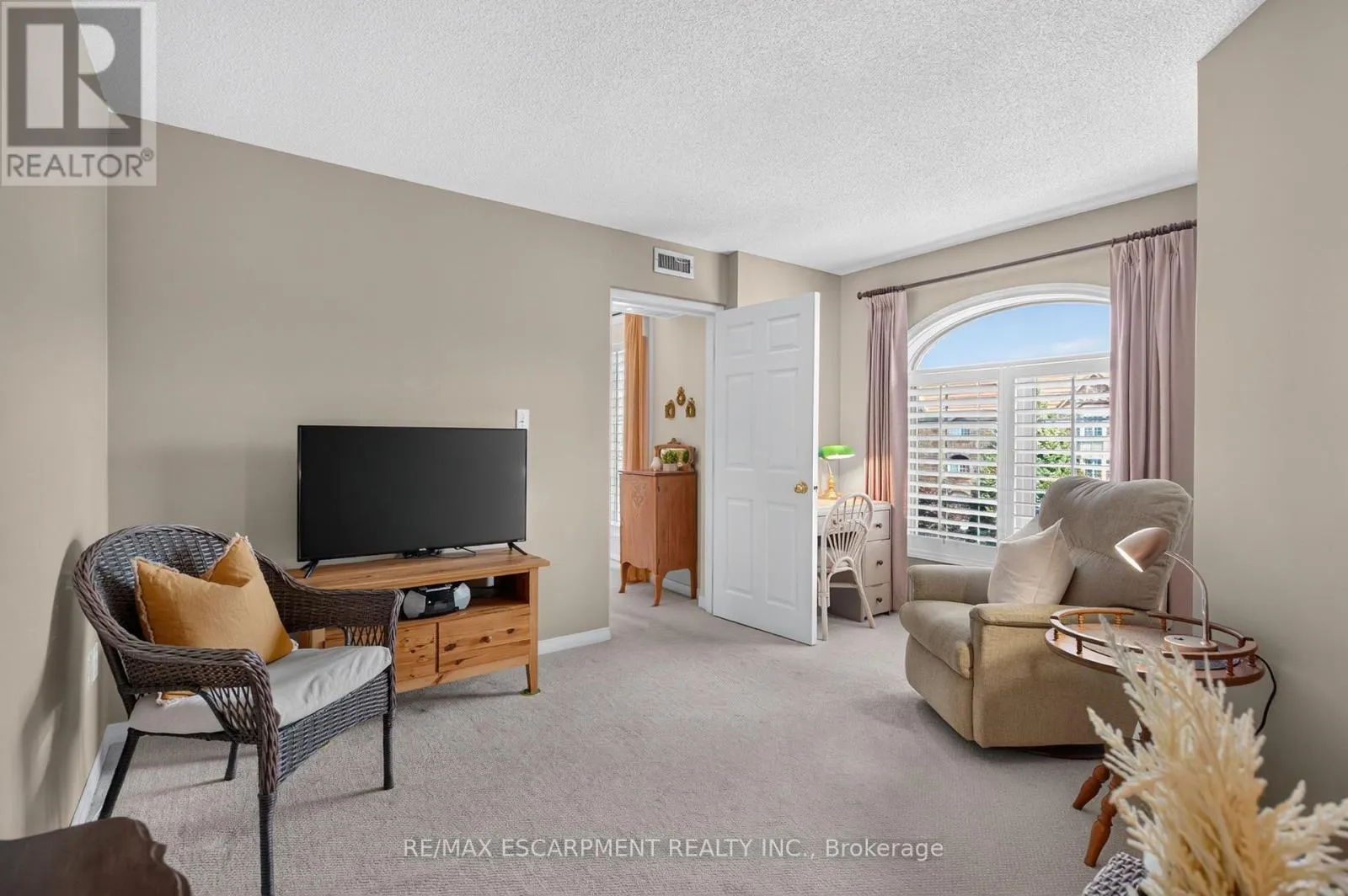 B404 - 216 PLAINS ROAD W