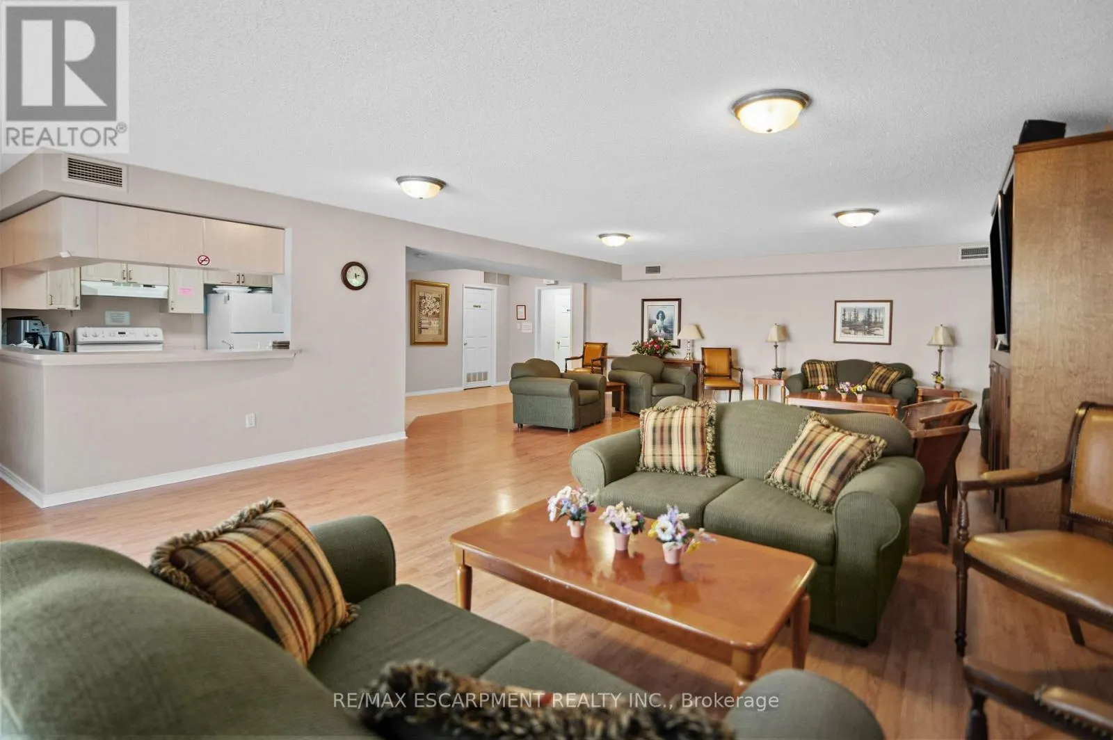 B404 - 216 PLAINS ROAD W