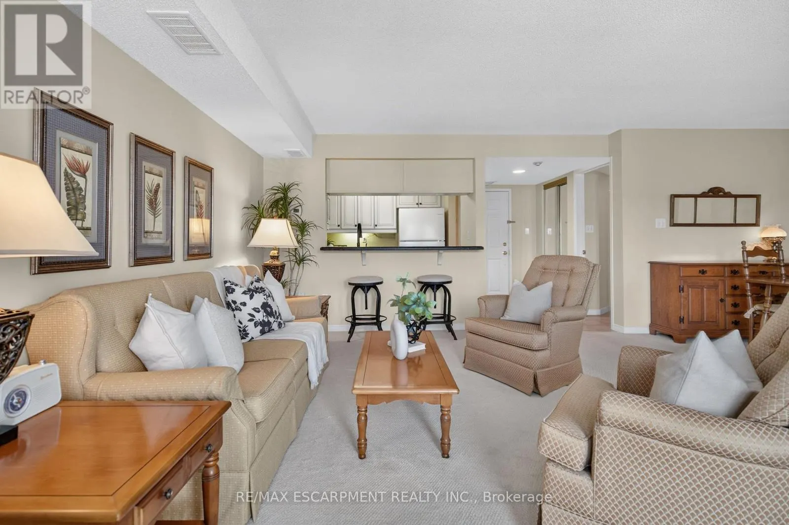 B404 - 216 PLAINS ROAD W