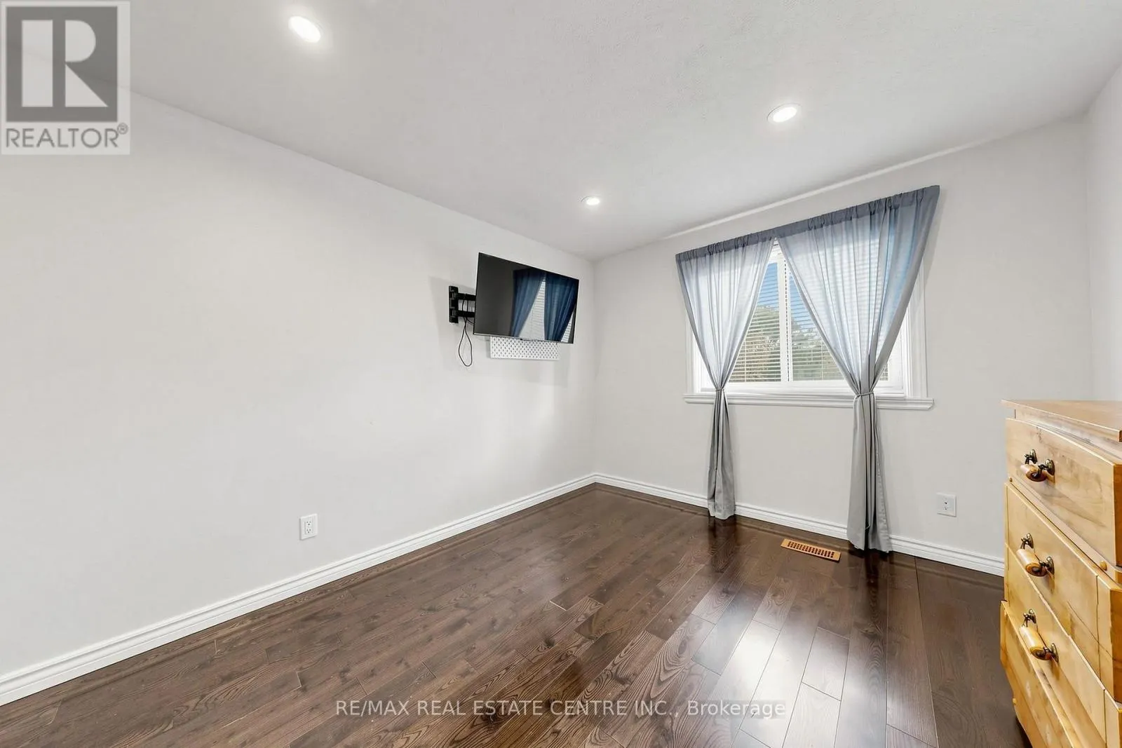 1 HAWKINS COURT