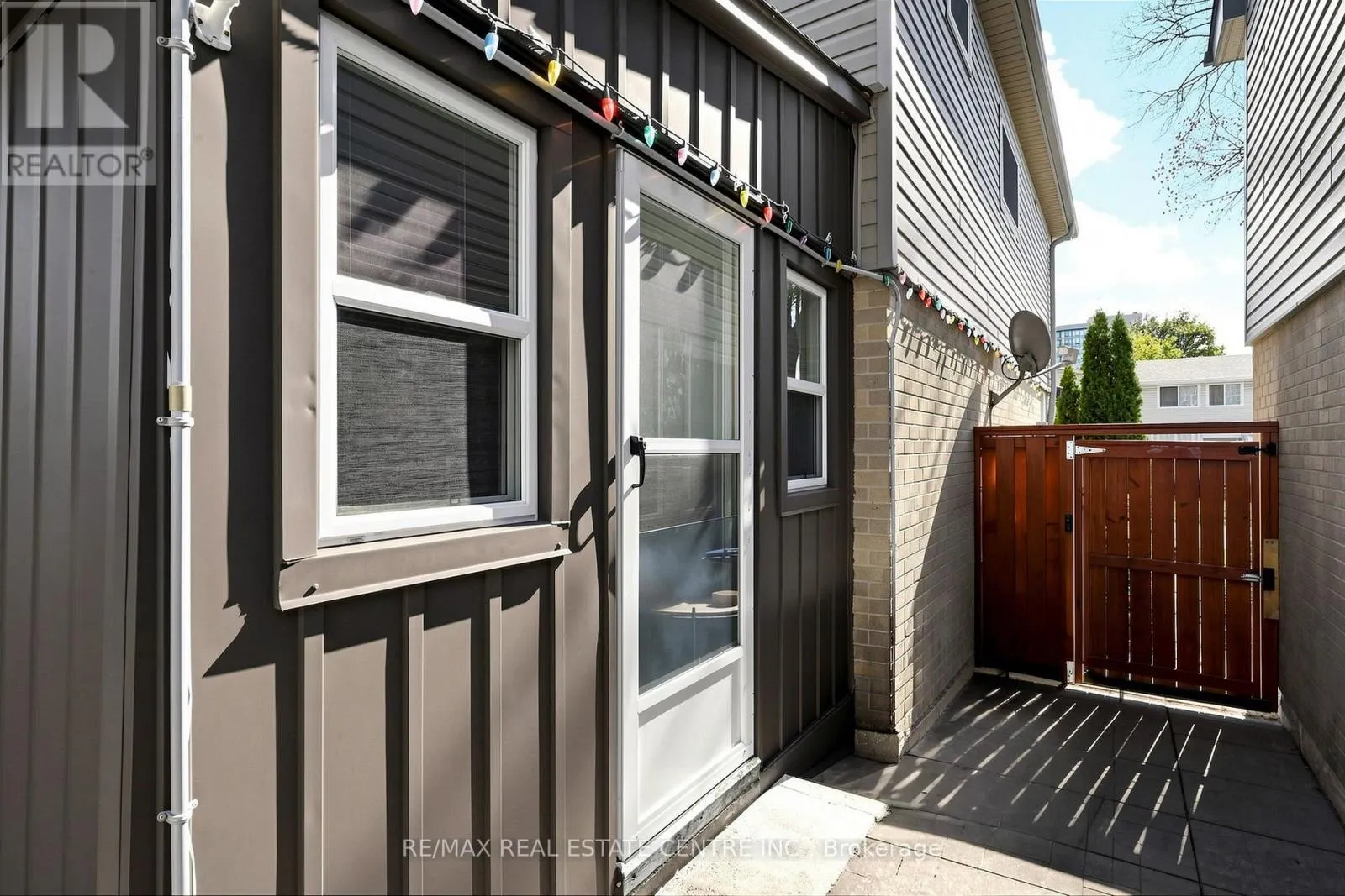 1 HAWKINS COURT