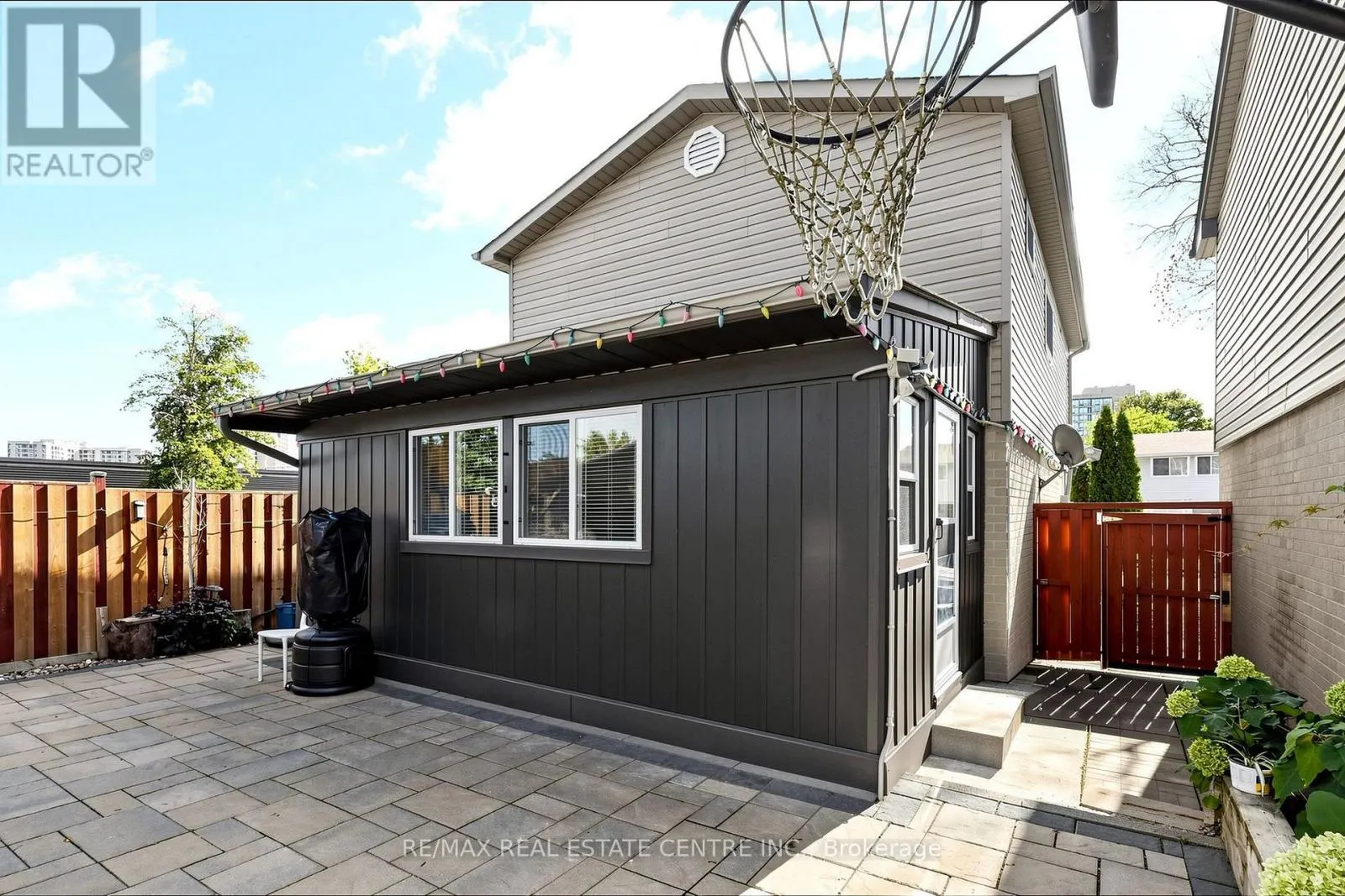 1 HAWKINS COURT