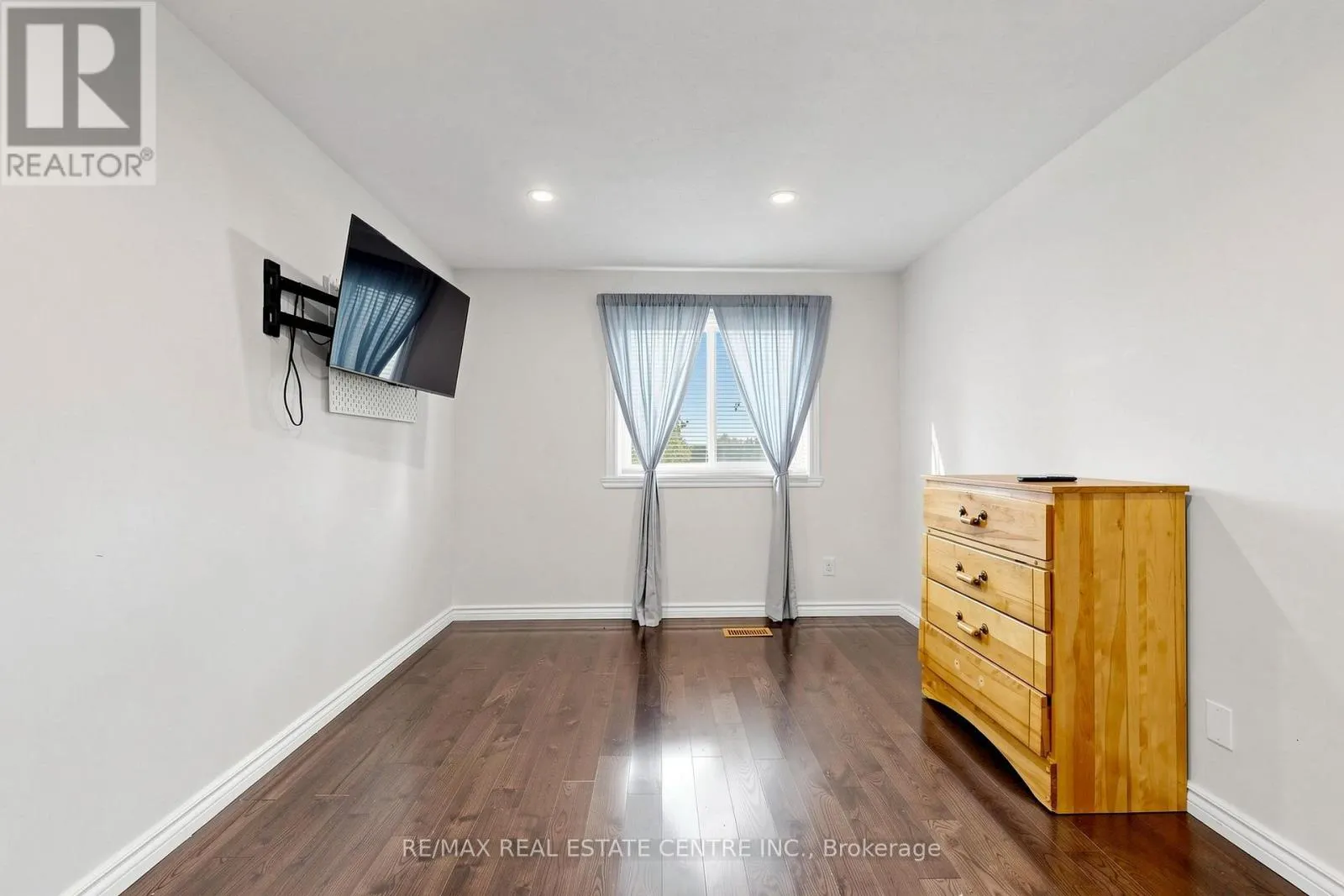1 HAWKINS COURT