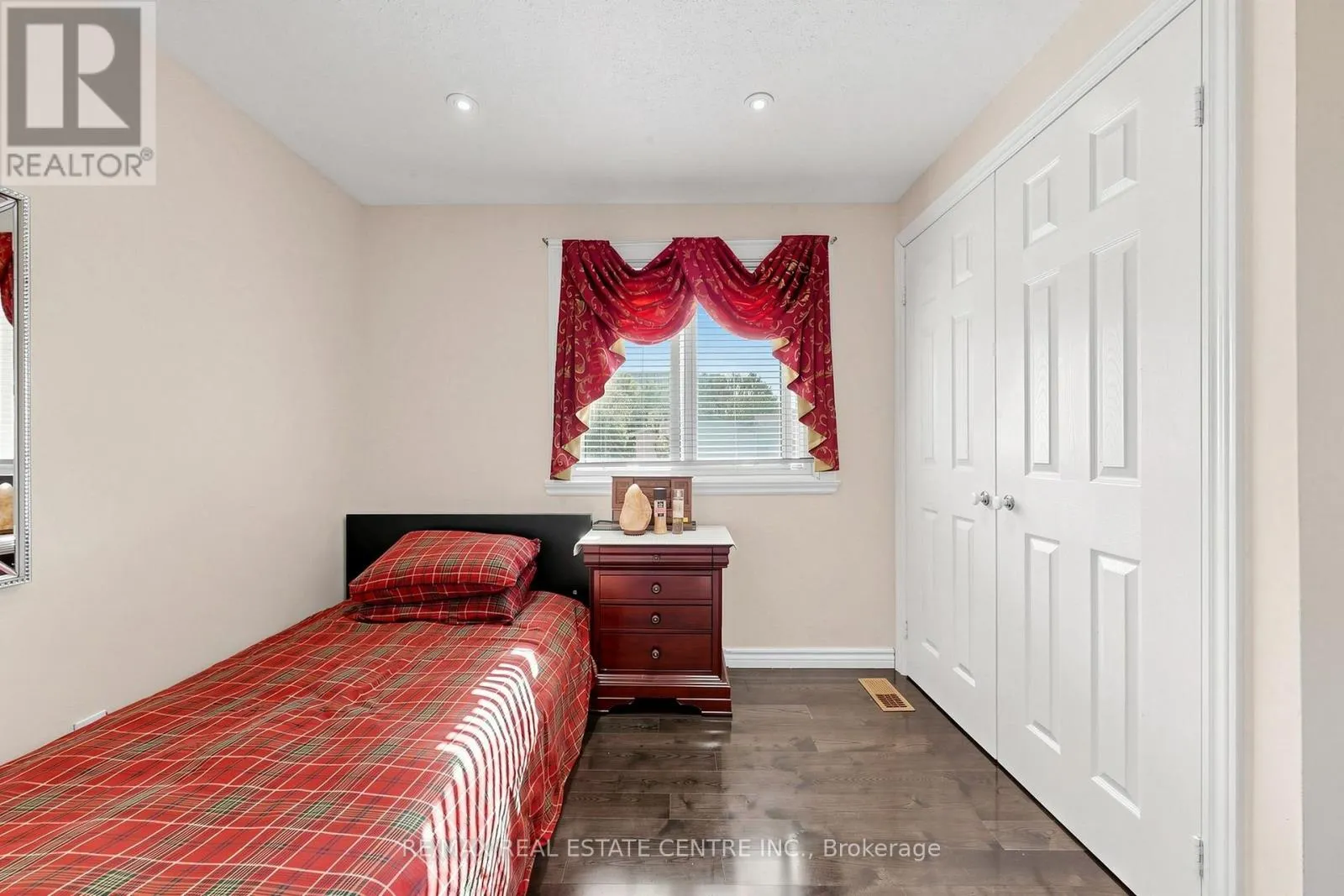 1 HAWKINS COURT
