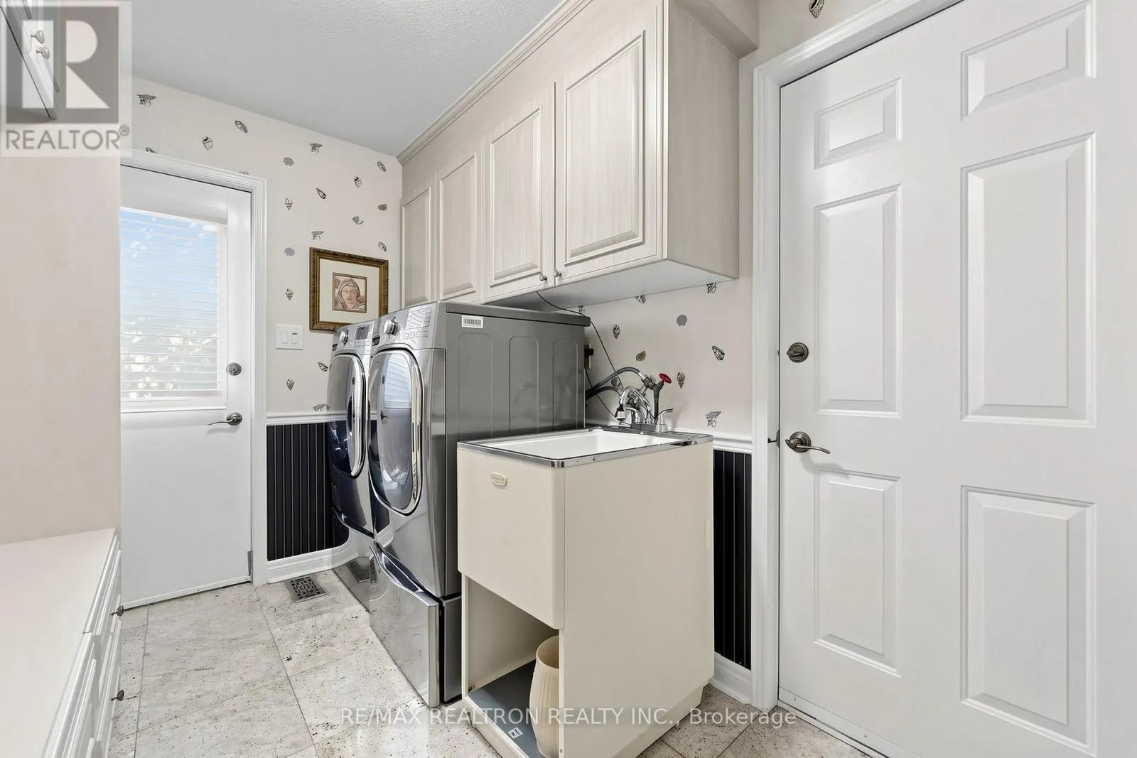 2 MANOR PLACE
