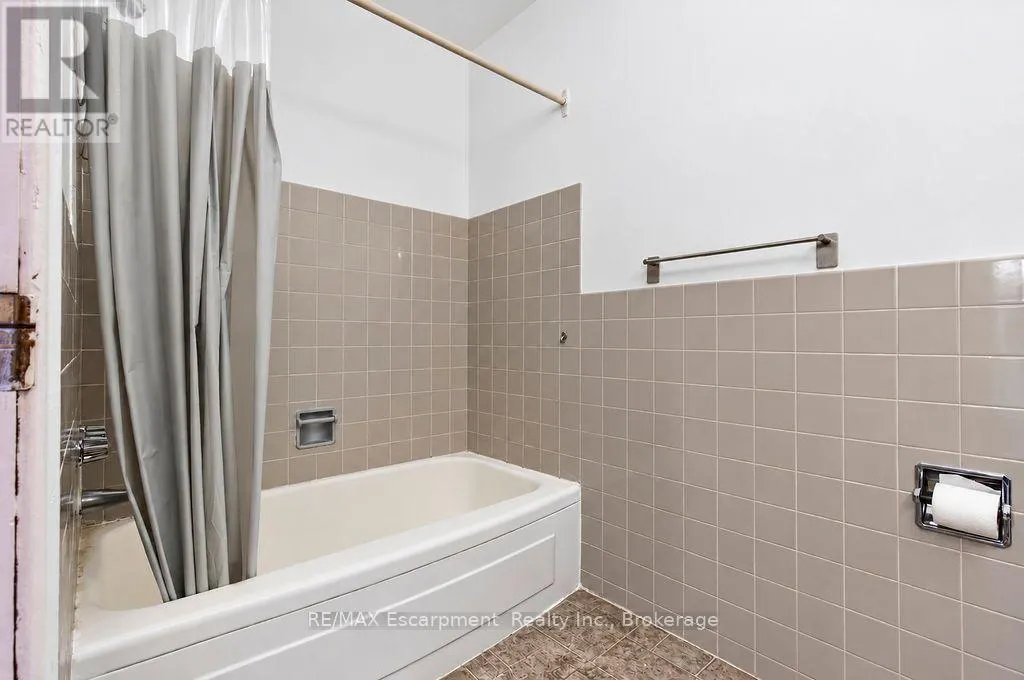 303 - 830 ROBINSON STREET #303