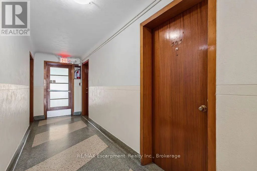 303 - 830 ROBINSON STREET #303