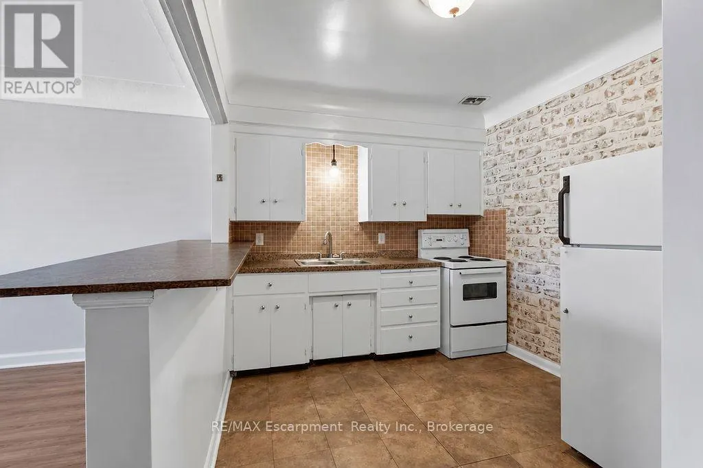 303 - 830 ROBINSON STREET #303