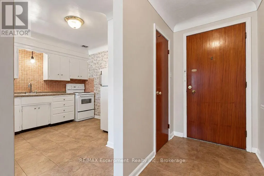 303 - 830 ROBINSON STREET #303