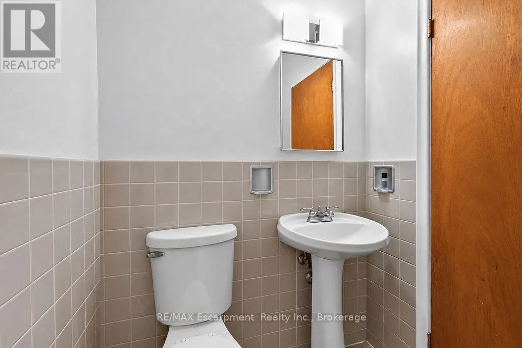 303 - 830 ROBINSON STREET #303