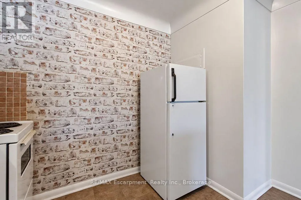 303 - 830 ROBINSON STREET #303