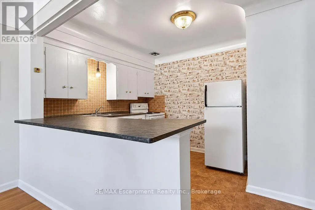 303 - 830 ROBINSON STREET #303