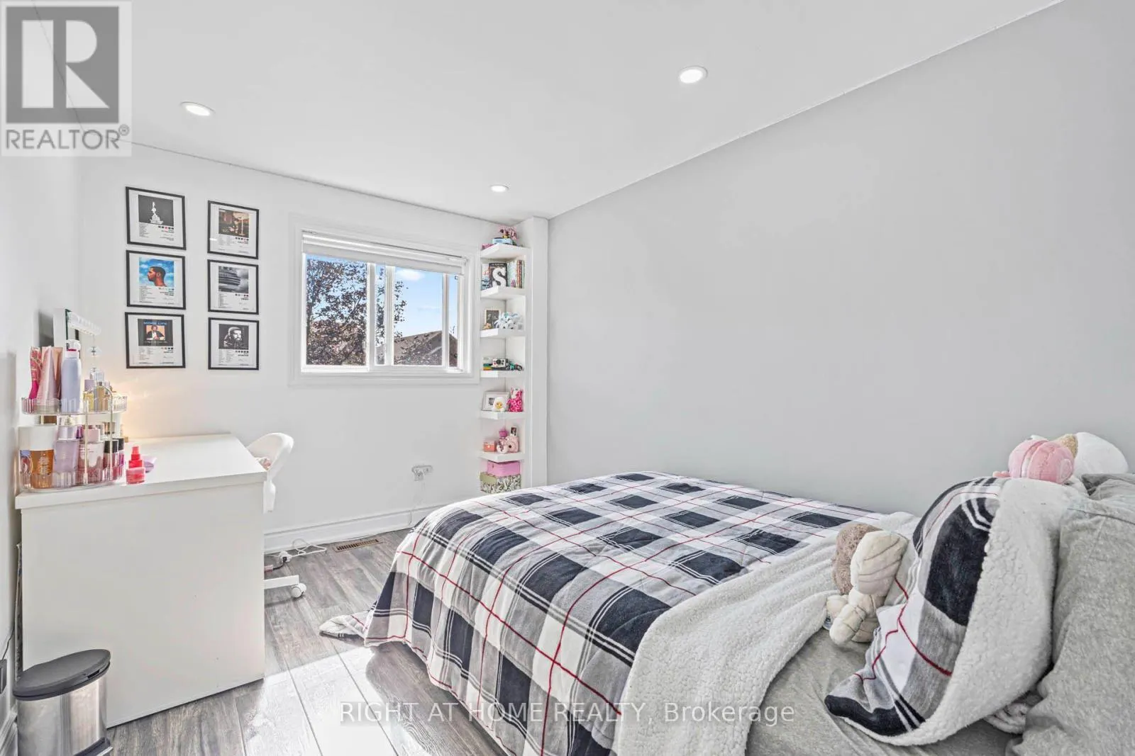 36 BURTON ROAD W