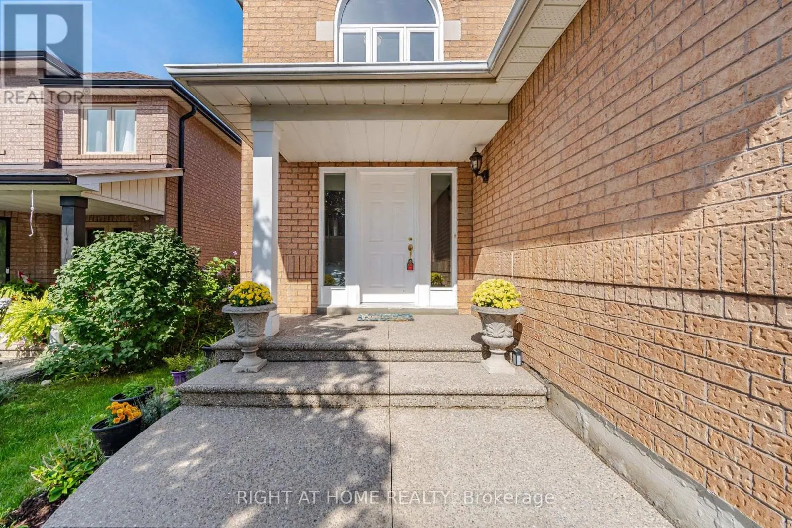 975 MANTLE CRESCENT