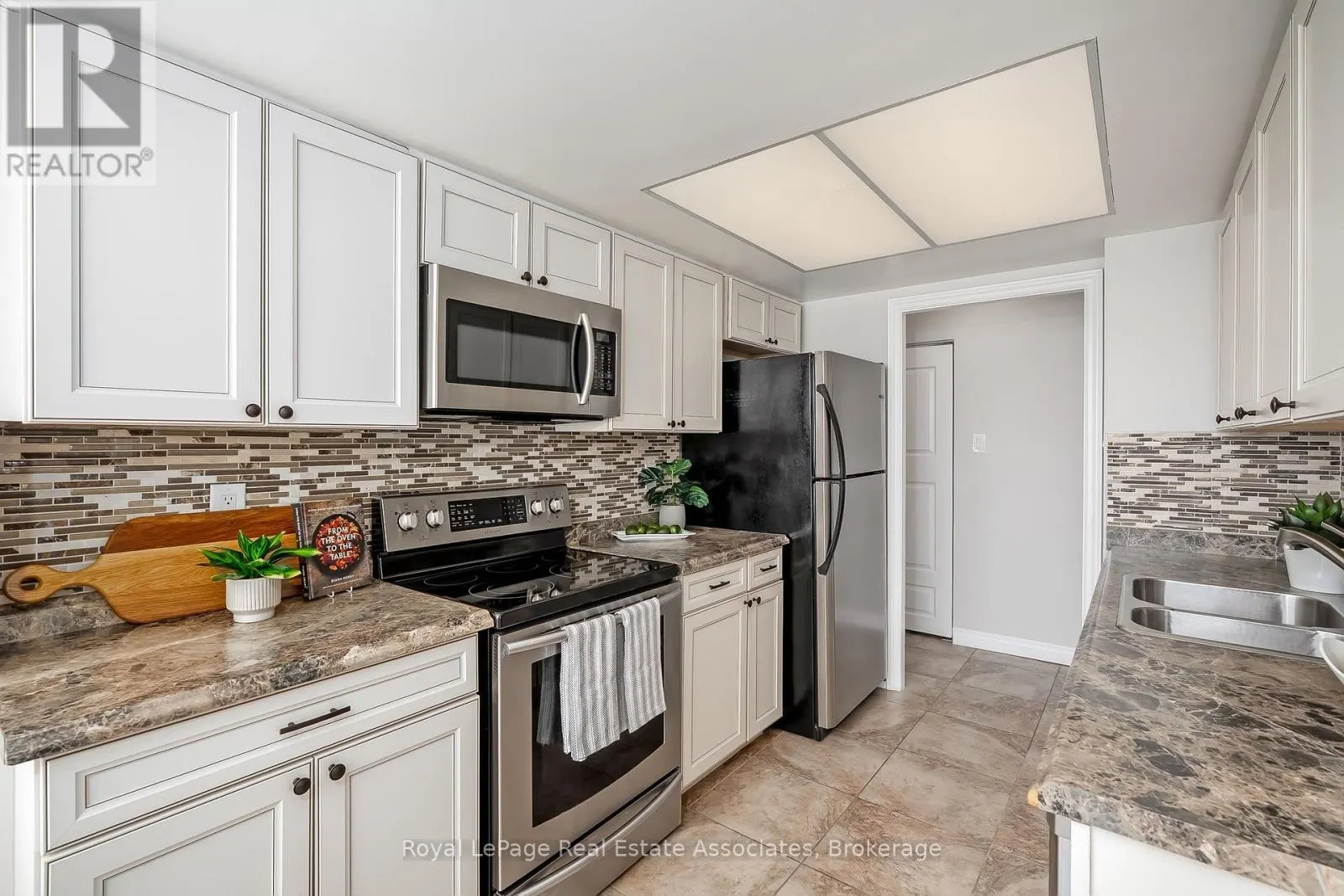 1611 - 75 KING STREET E