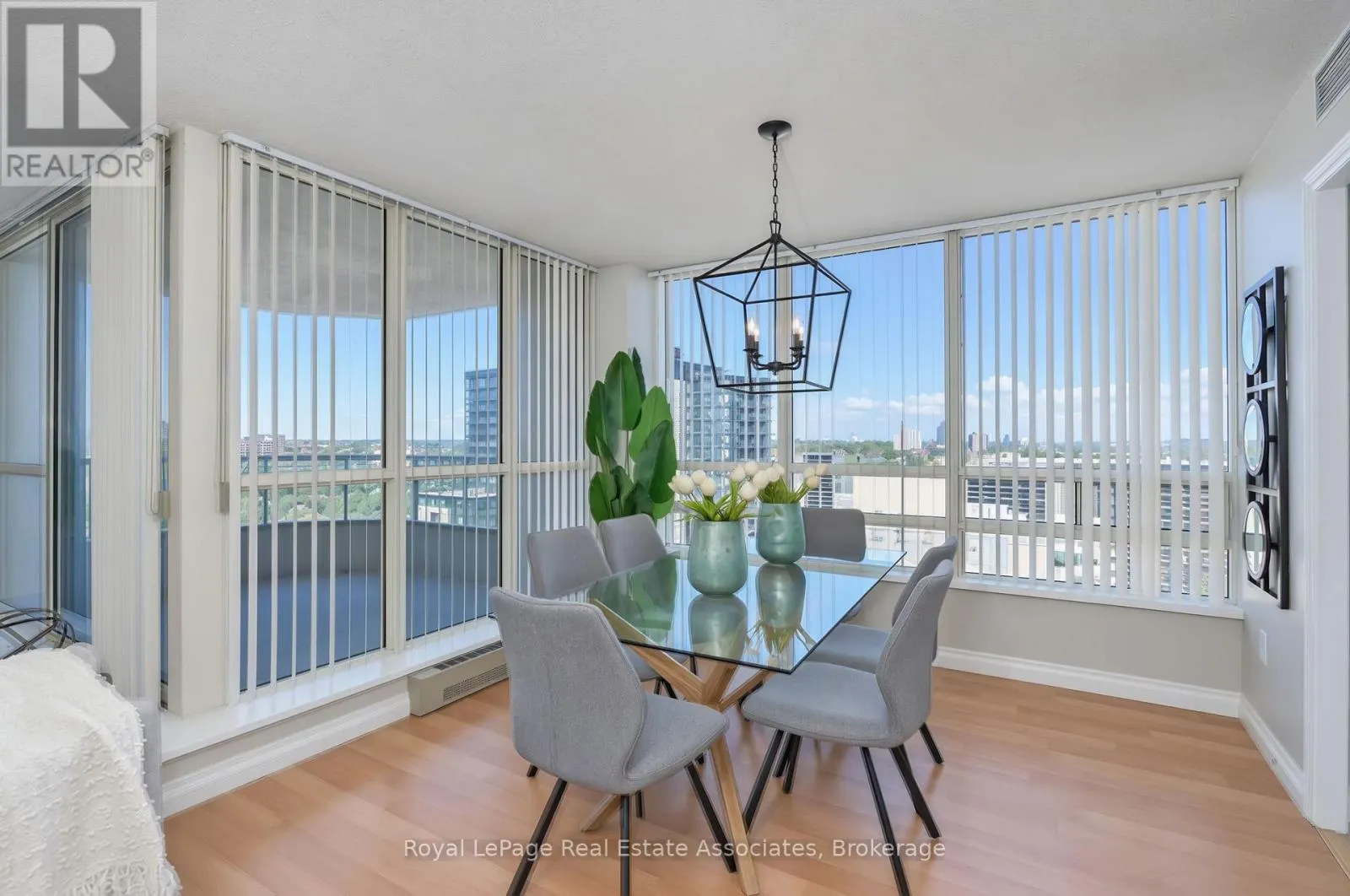 1611 - 75 KING STREET E