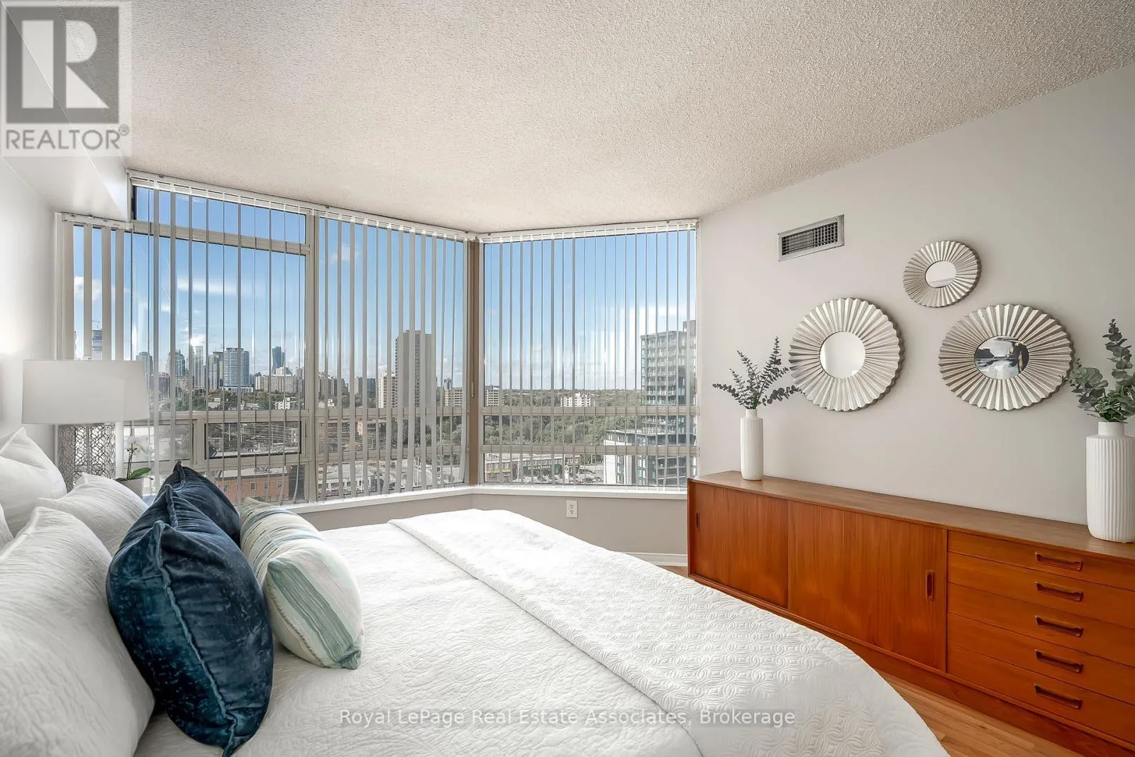 1611 - 75 KING STREET E