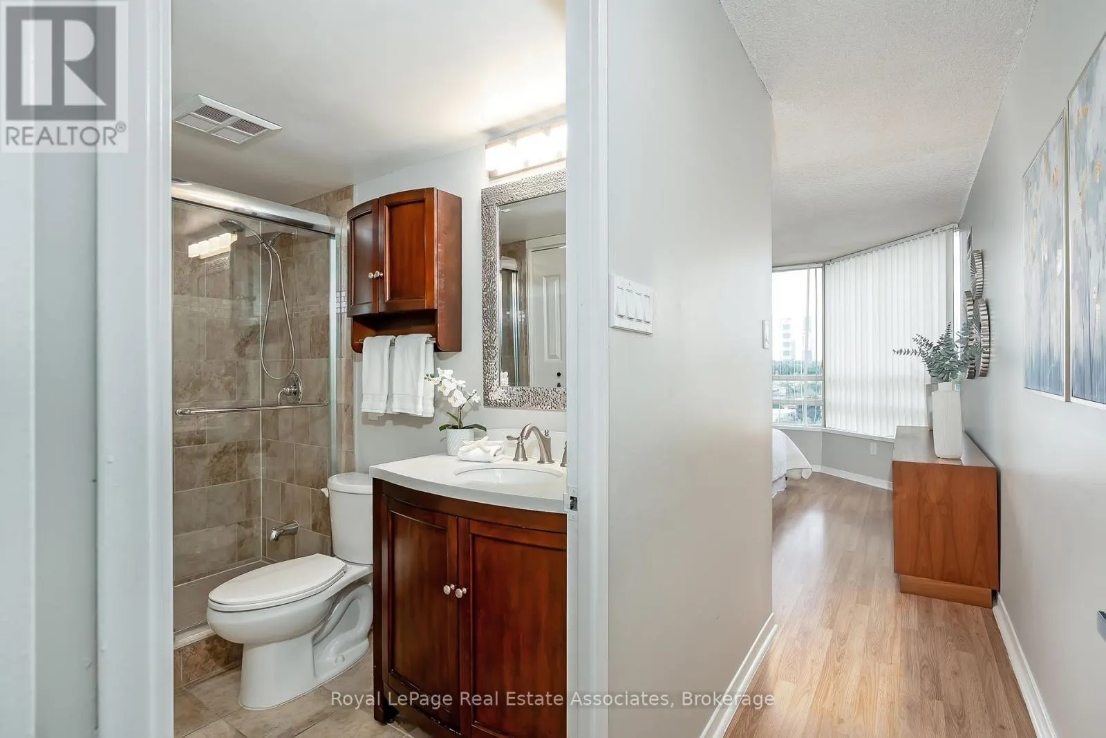 1611 - 75 KING STREET E