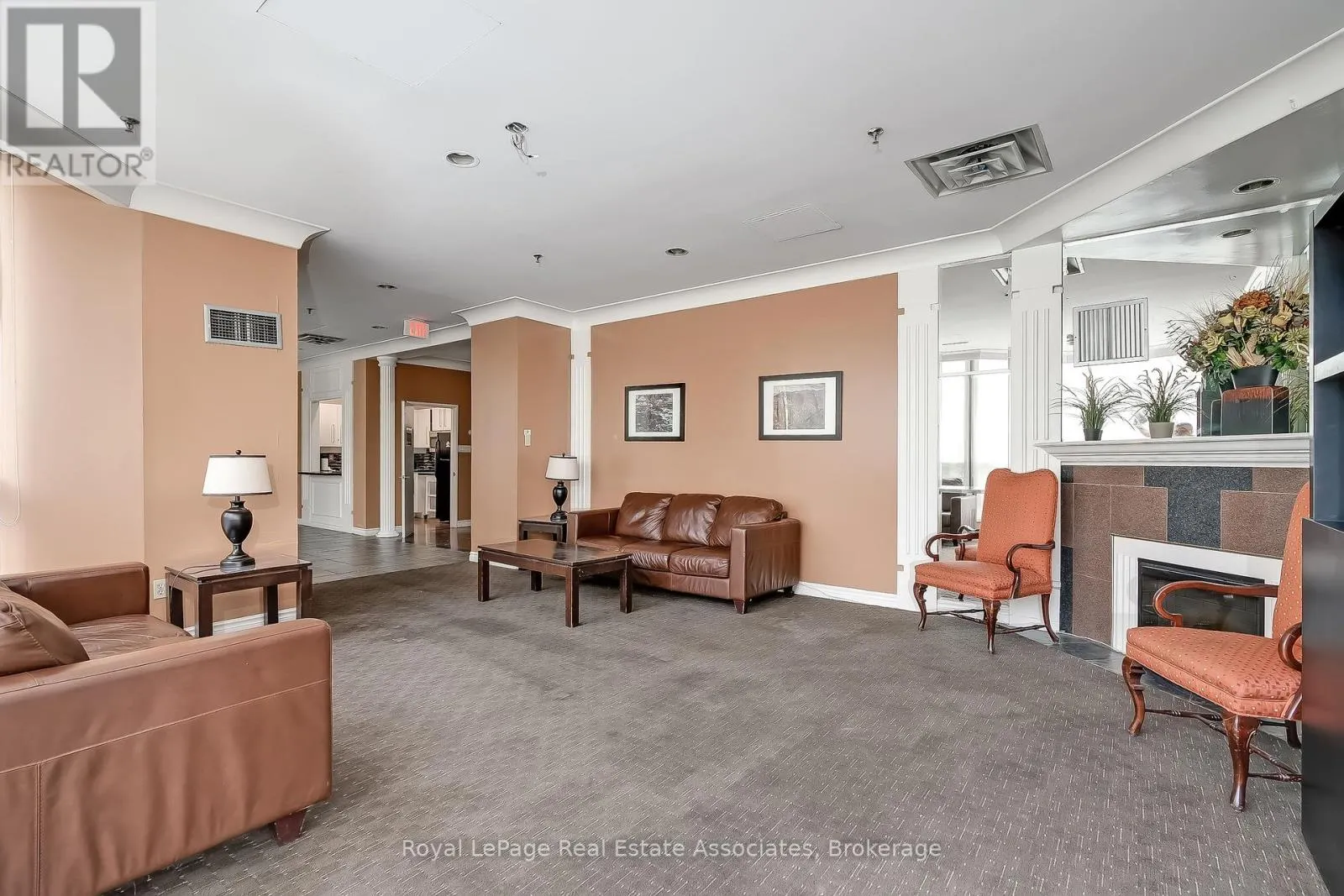 1611 - 75 KING STREET E